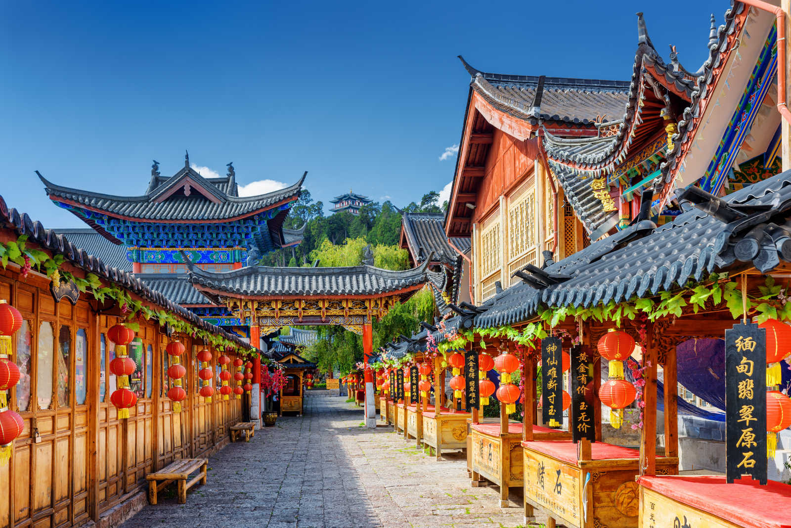 Les rues décorées de lanternes rouges dans la ville de Lijiang © Efired
