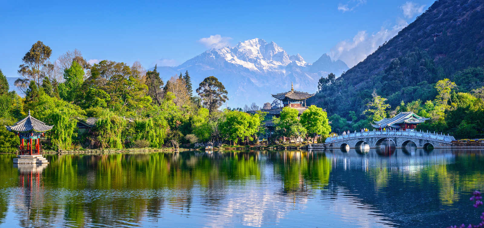 L'étang du dragon noir dans la vieille ville de Lijiang © Aphotostory