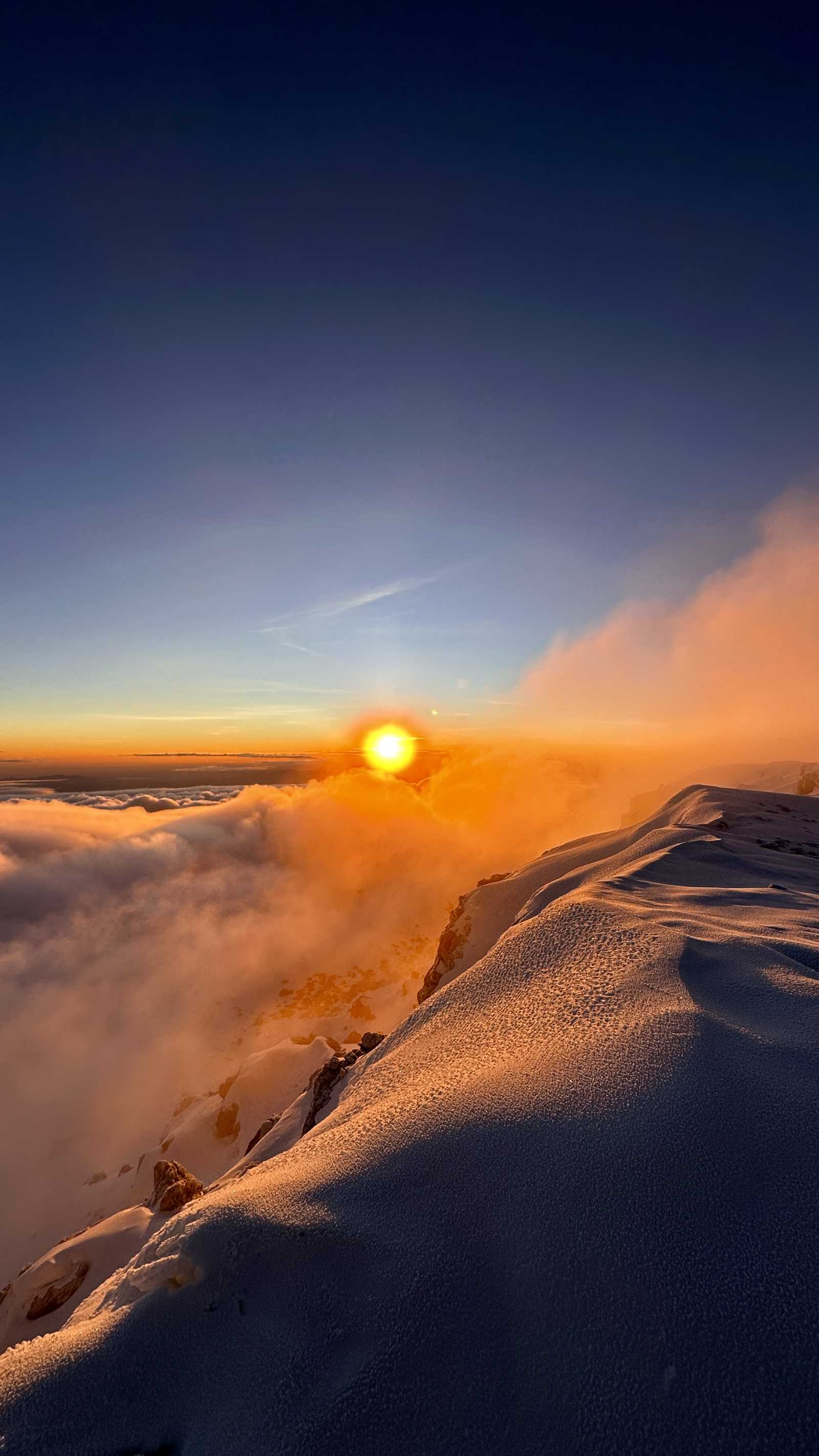 Lever de soleil avec une mer de nuage au sommet du Kilimandjaro en Tanzanie © Perrin Kalani