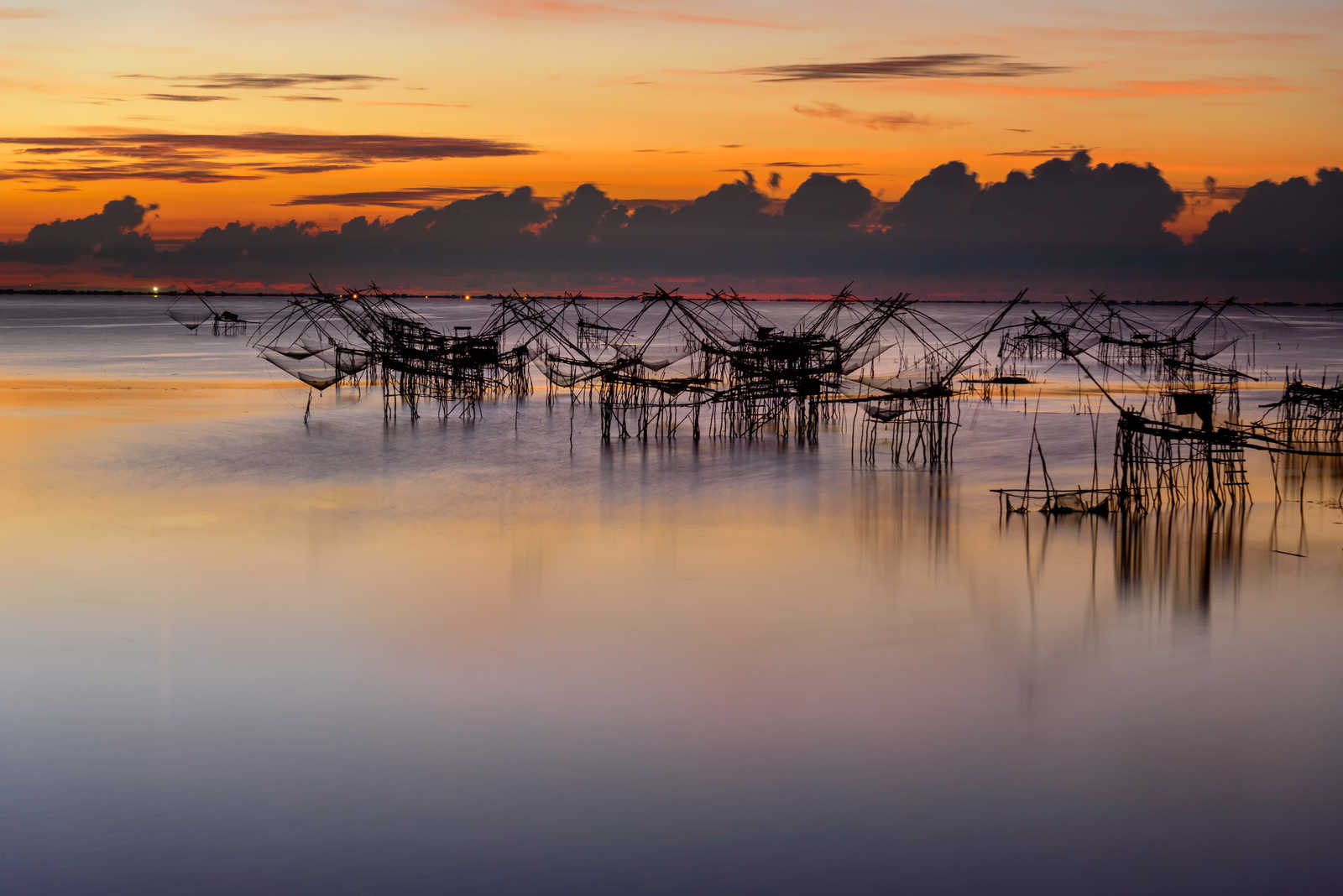 Lever de soleil sur le lac Thale Noi © Nuwatphoto