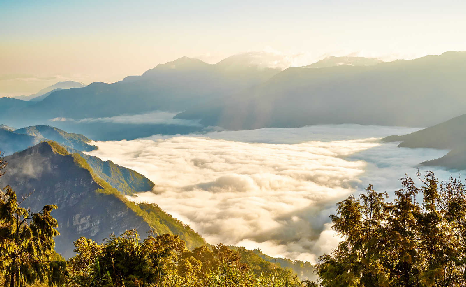 Lever de soleil sur le parc national de Alishan © Voyata