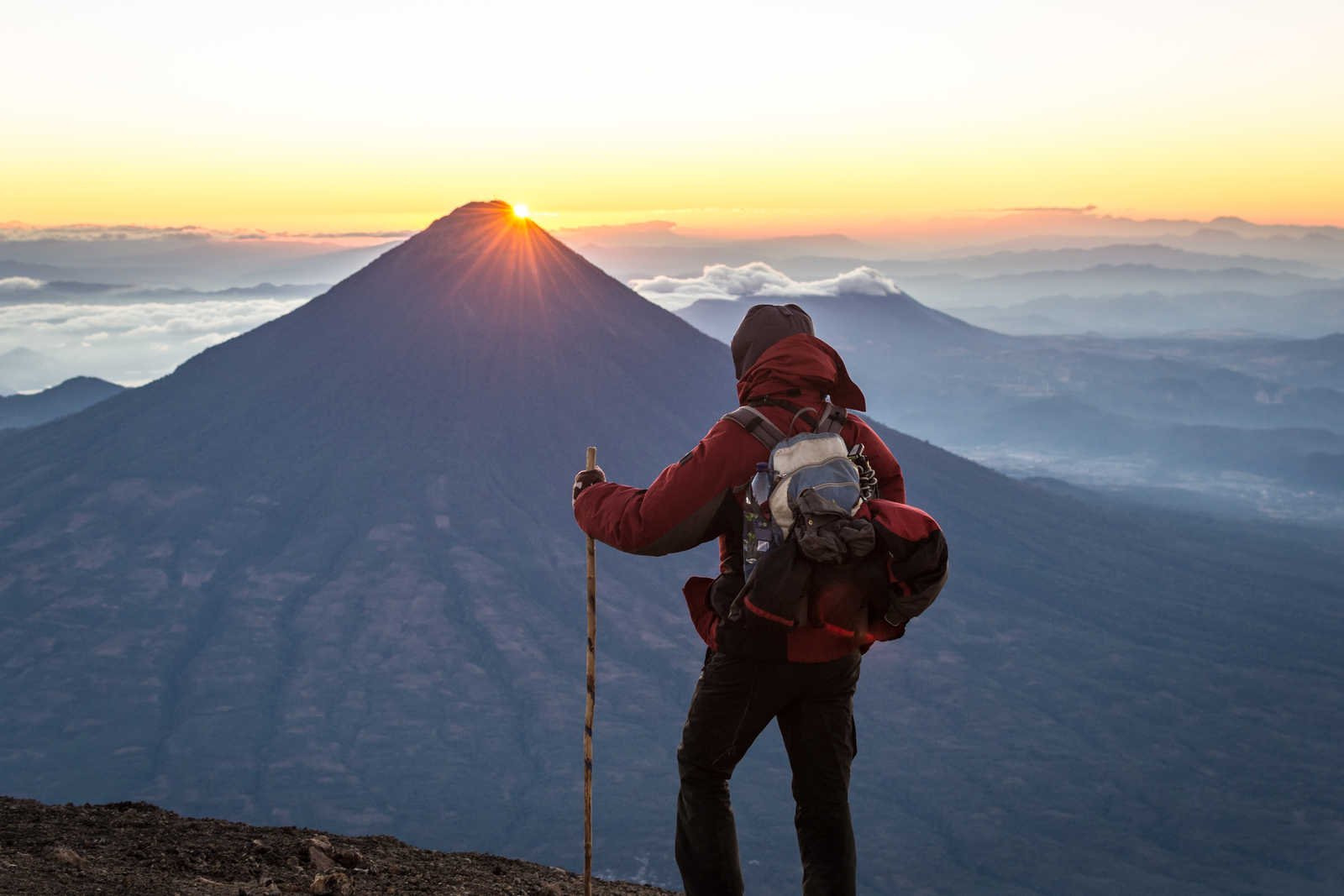Lever de soleil sur le volcan Fuego depuis le volcan Acatenango au Guatemala © Suzanne Plumette