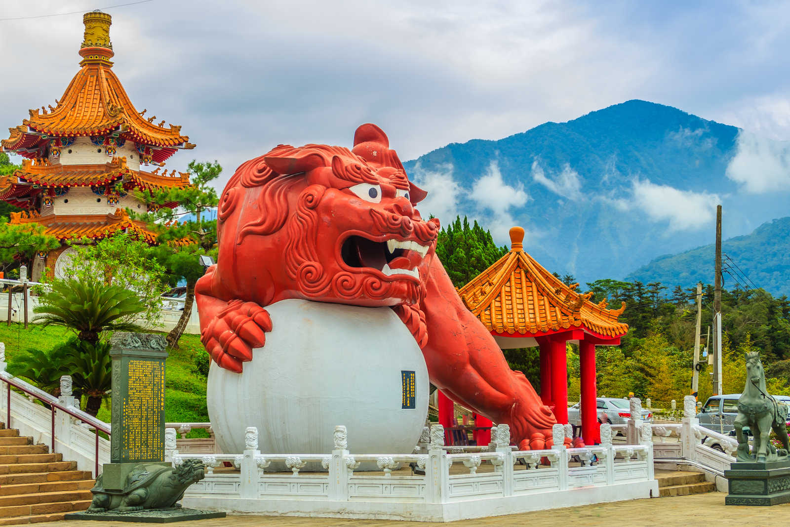 Lion gardiant le temple Wenwu © Kampwit