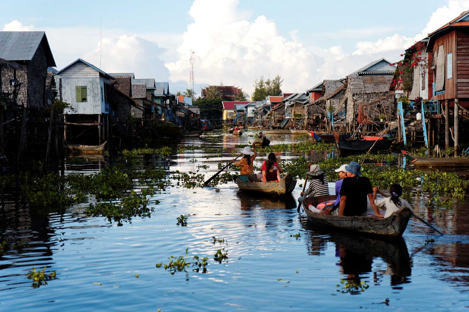locaux qui traverse un village sur pilotis  Cambodge © G. ROHART