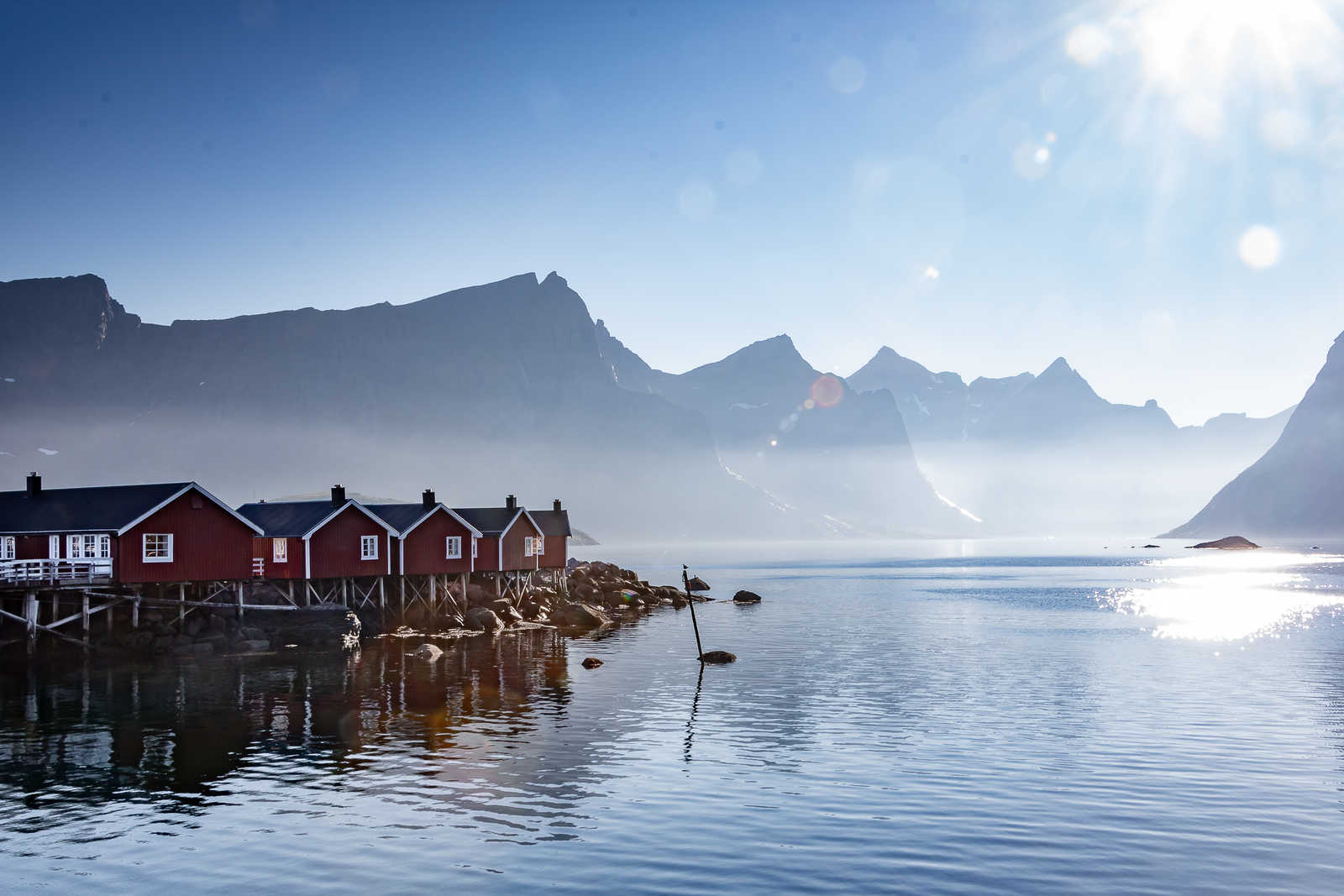 Maisons norvégiennes aux iles Lofoten © Kergoet Michel