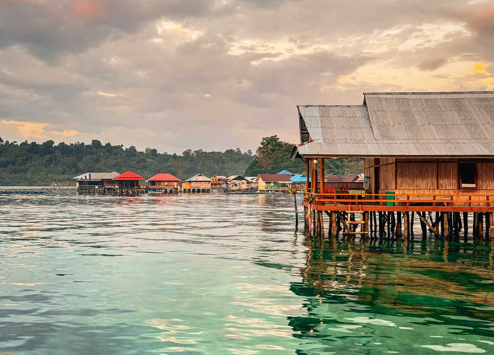 maisons sur pilotis dans le village de pêcheurs sur l'île de Seram © Altaï Indonesia