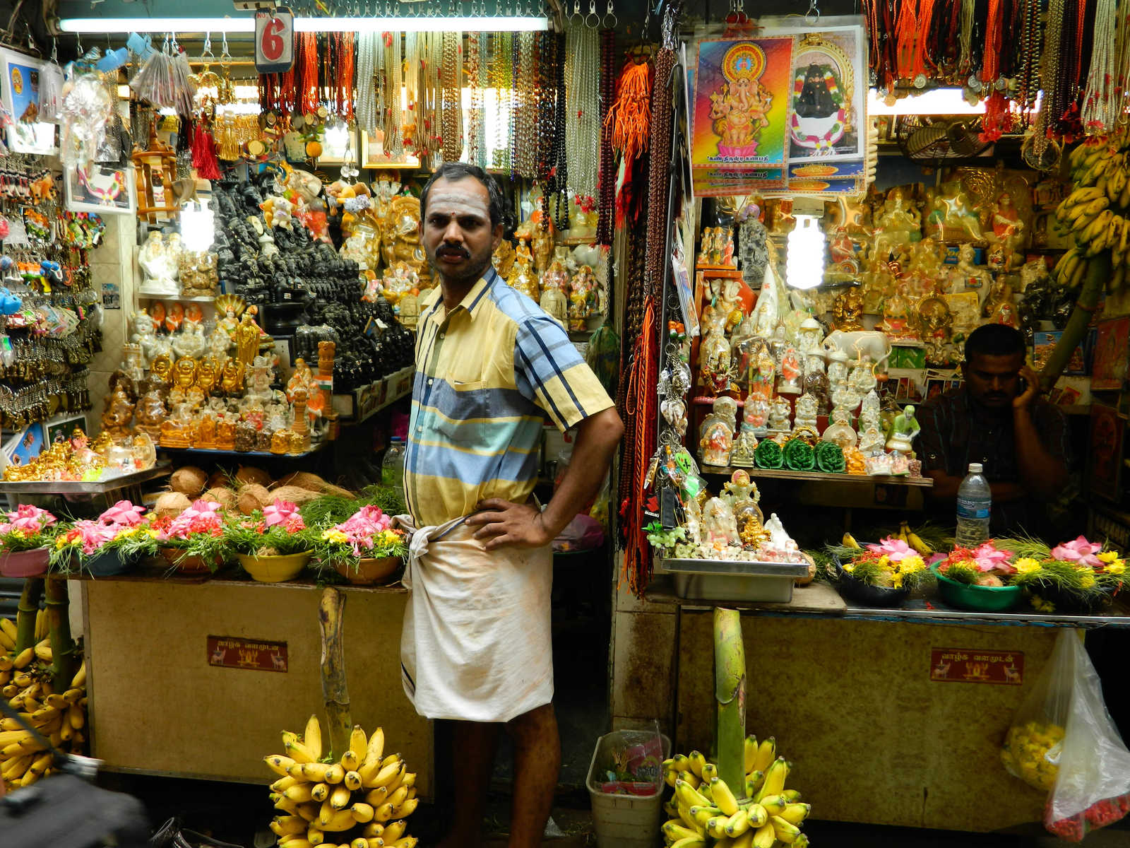 marchant indien devant sa boutique en Inde © Shakya Rajeev