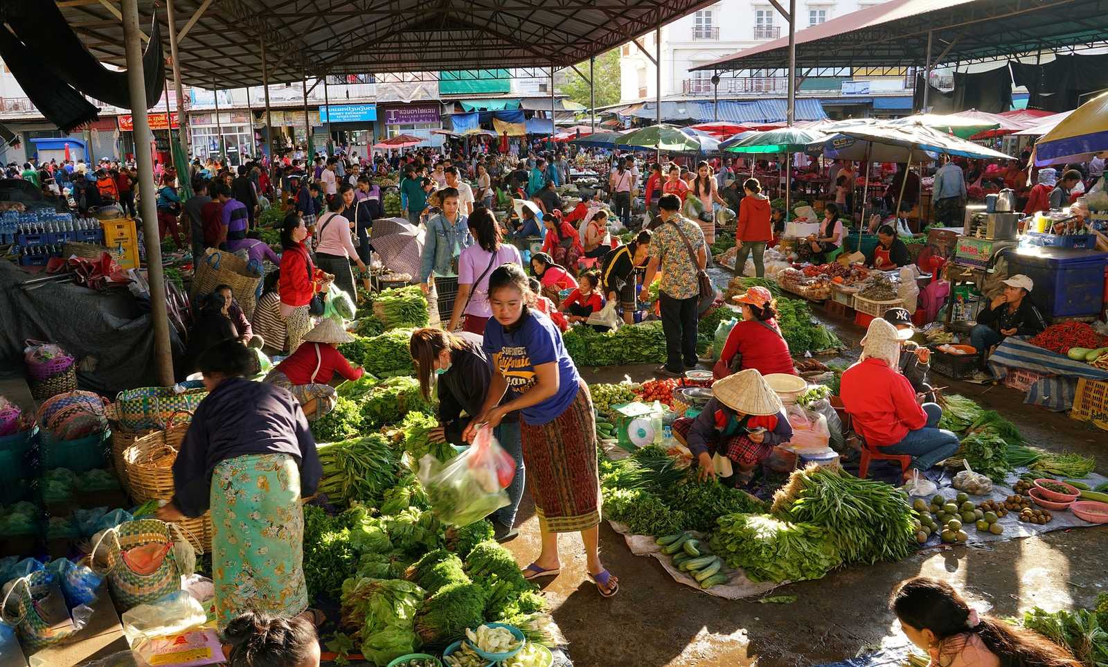 Marché à Paksé au Laos © Suanpa