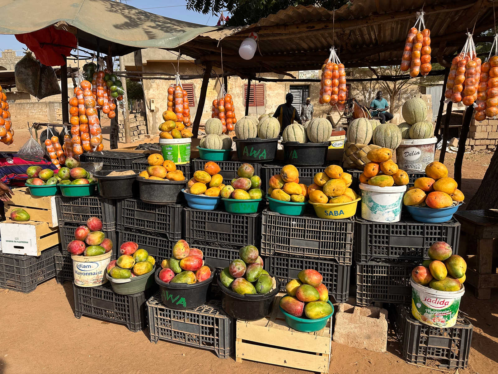 Marché ambulant typique du Sénégal © Geny Alice