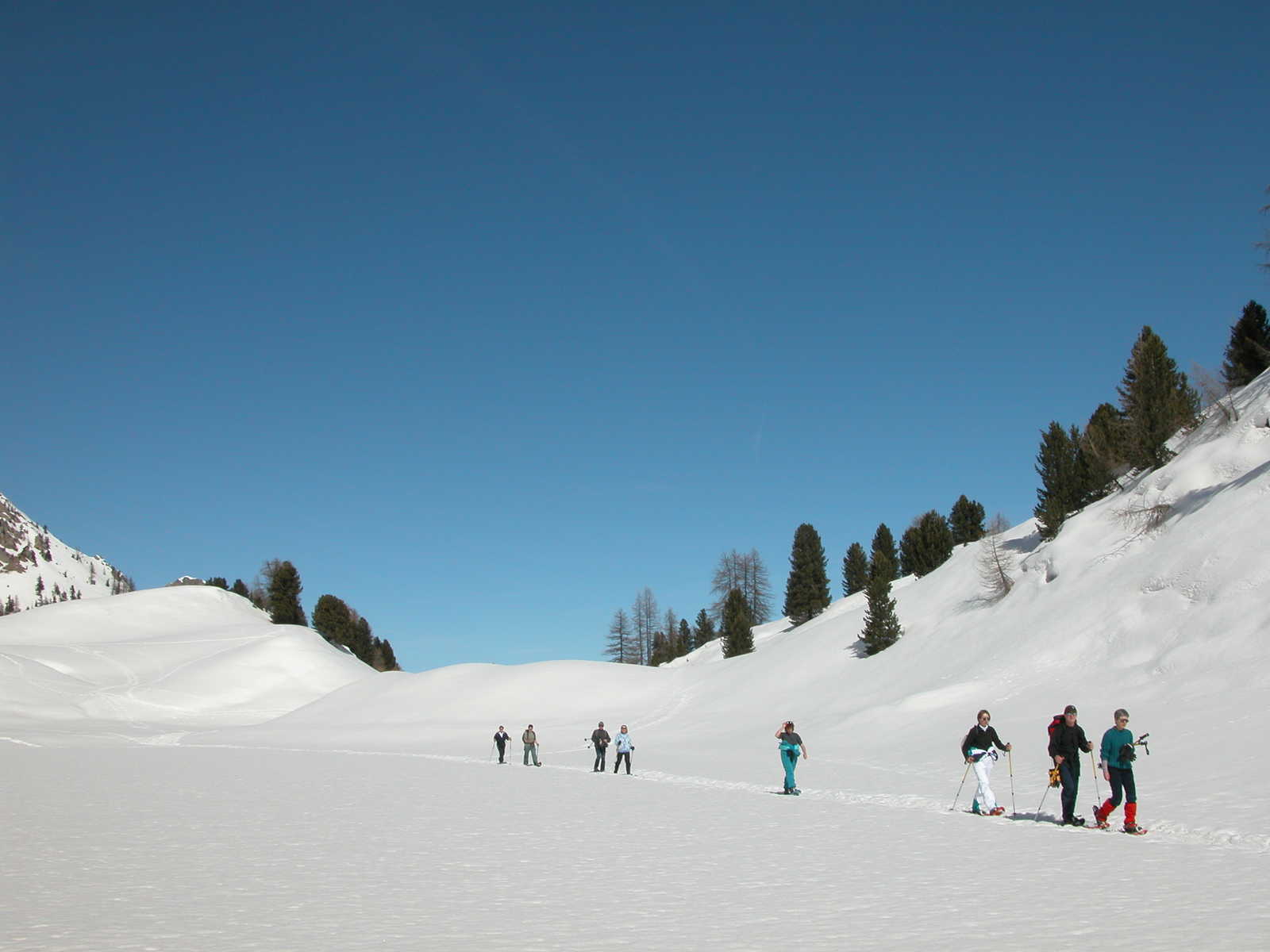 marche en raquettes vers un refuge pour le réveillon à saint Véran au sud Est de la France dans les Alpes © Destination Queyras