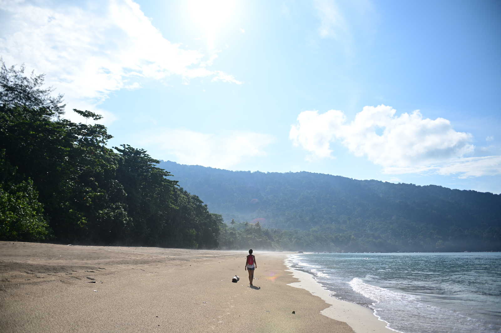 Marcheur sur une plage dans le  parc national de Tanjung Datu © Lionel