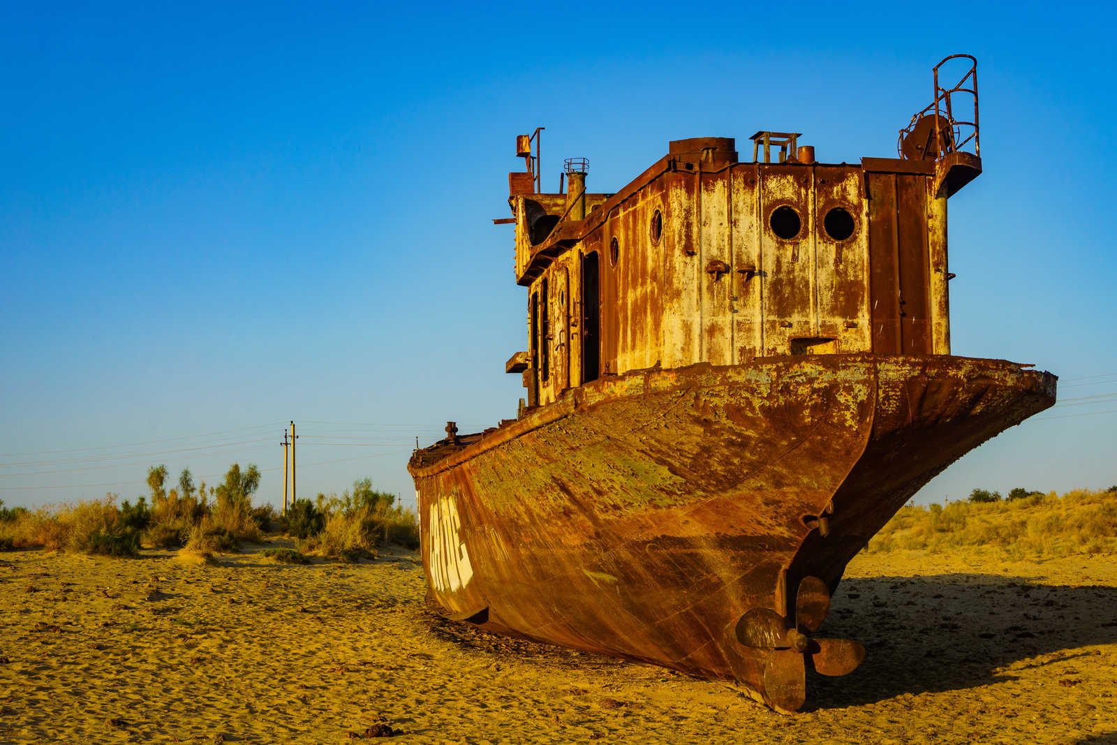 Mer d'Aral en Ouzbékistan, cimetière de navires à Muynak 2 © Uweseidner