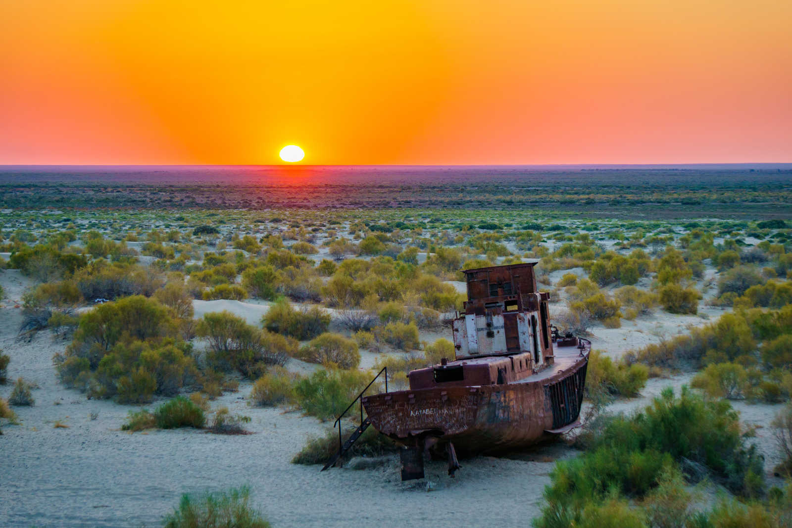 Mer d'Aral en Ouzbékistan, cimetière de navires à Muynak © Uweseidner