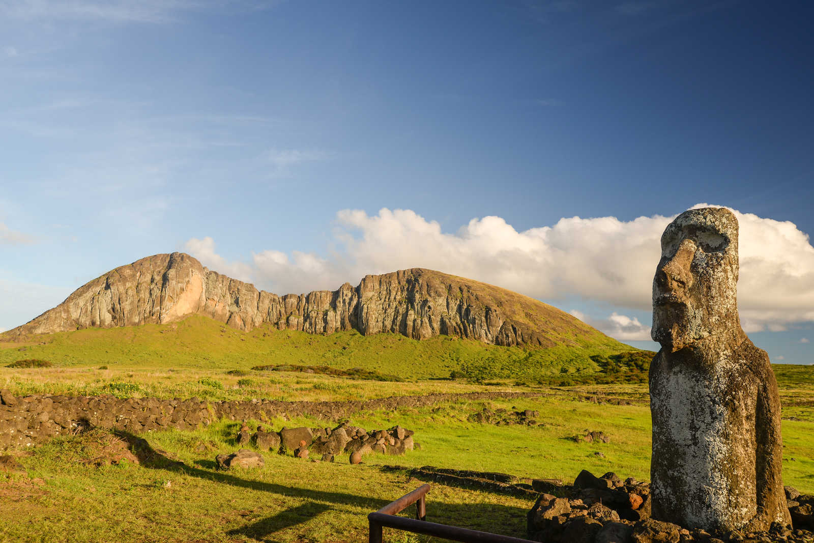 moai à Tongariki devant le volcan Rano Raruku © Marquicio