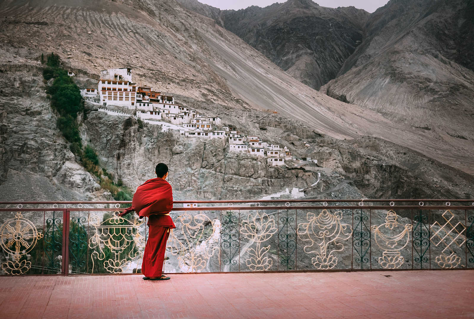 Moine en habit traditionnel en Inde Himalayenne © Soloviova Liudmyla