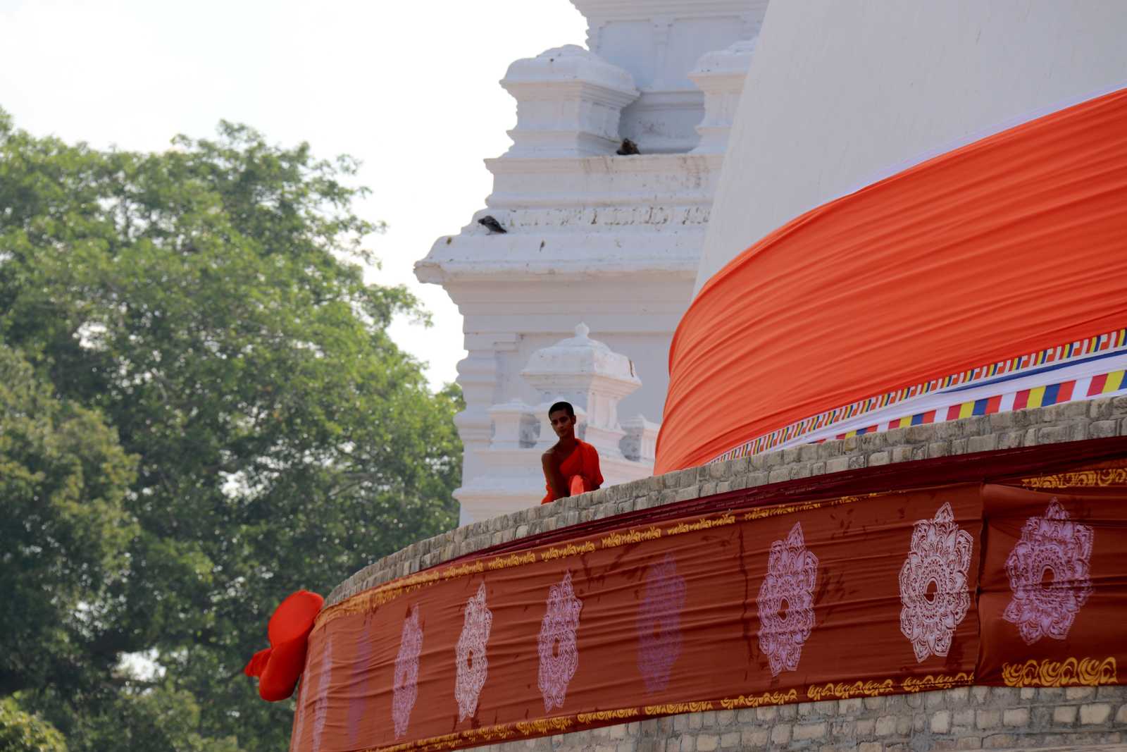 Moine sur l'immense stupa d'Anuradhapura au Sri Lanka © Shakya Rajeev