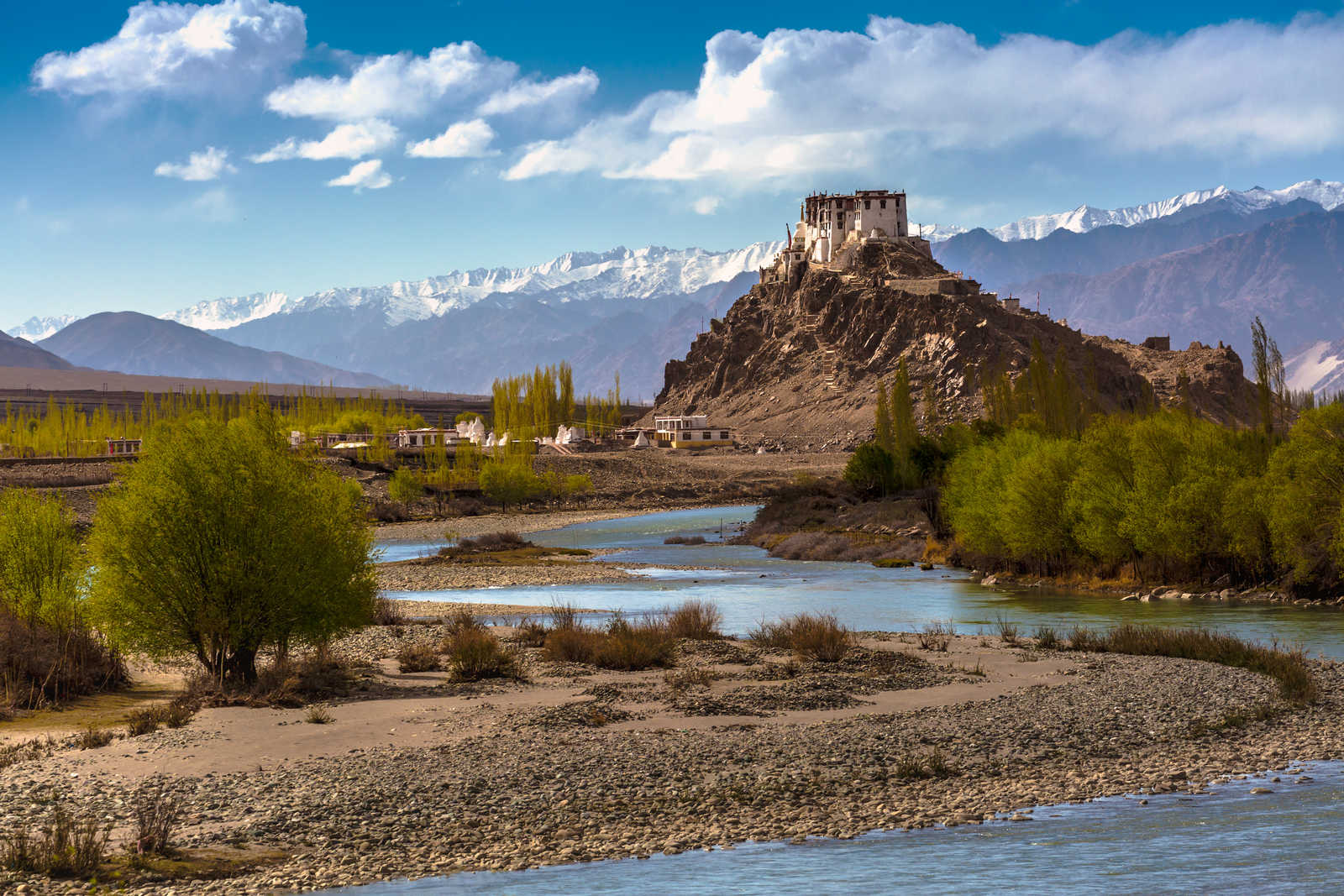 Monastère de Stakna avec vue sur les montagnes de l'Himalaya à Leh © Rueangrit