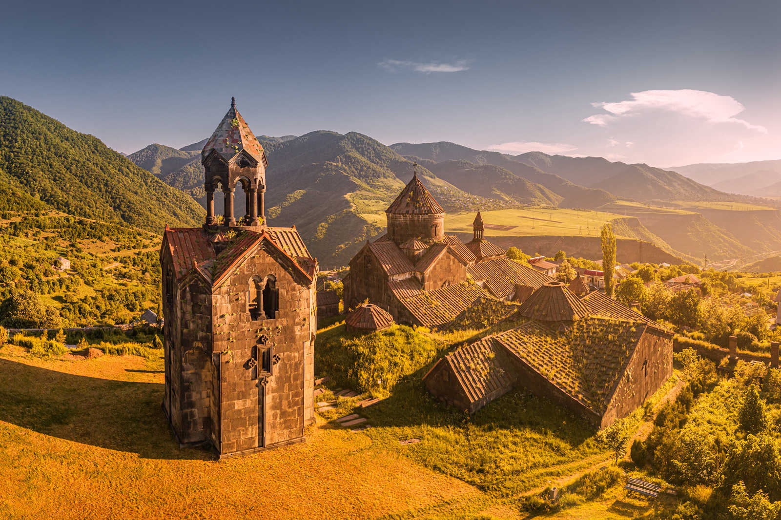 Monastère Haghpat avec vu sur un paysage arménien © Ednurg