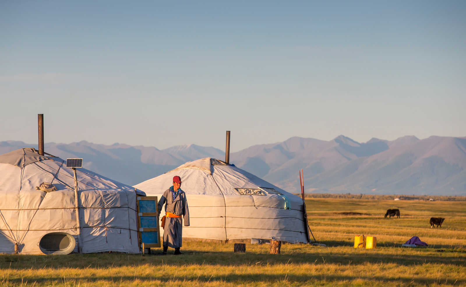 Mongol devant sa yourte en Mongolie © Katiekk2