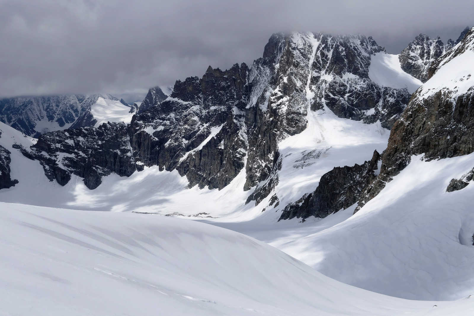 Montagne entre Chamonix et Zermatt © Labetaa