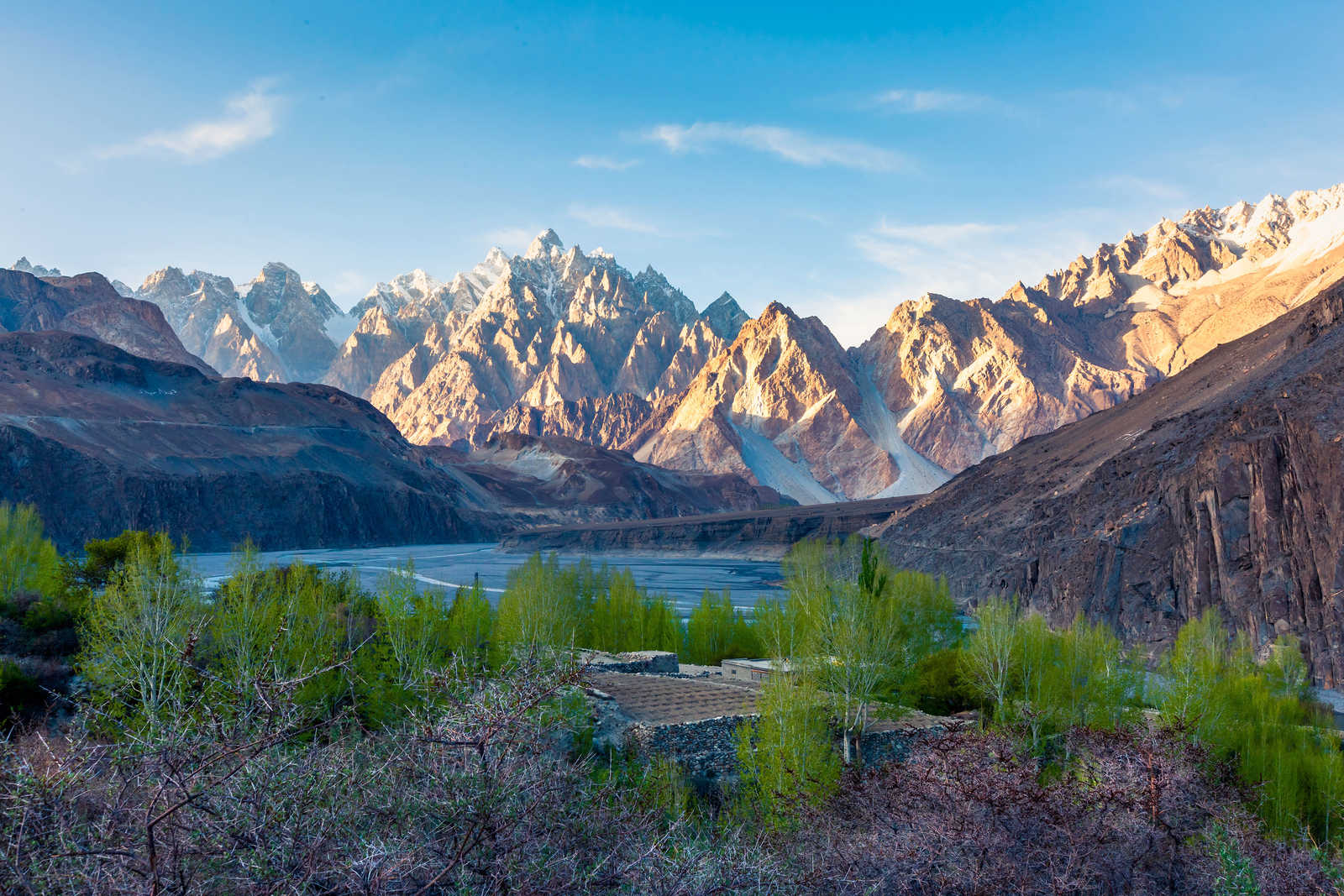 Montagnes de Passu au Pakistan © Kamonrat