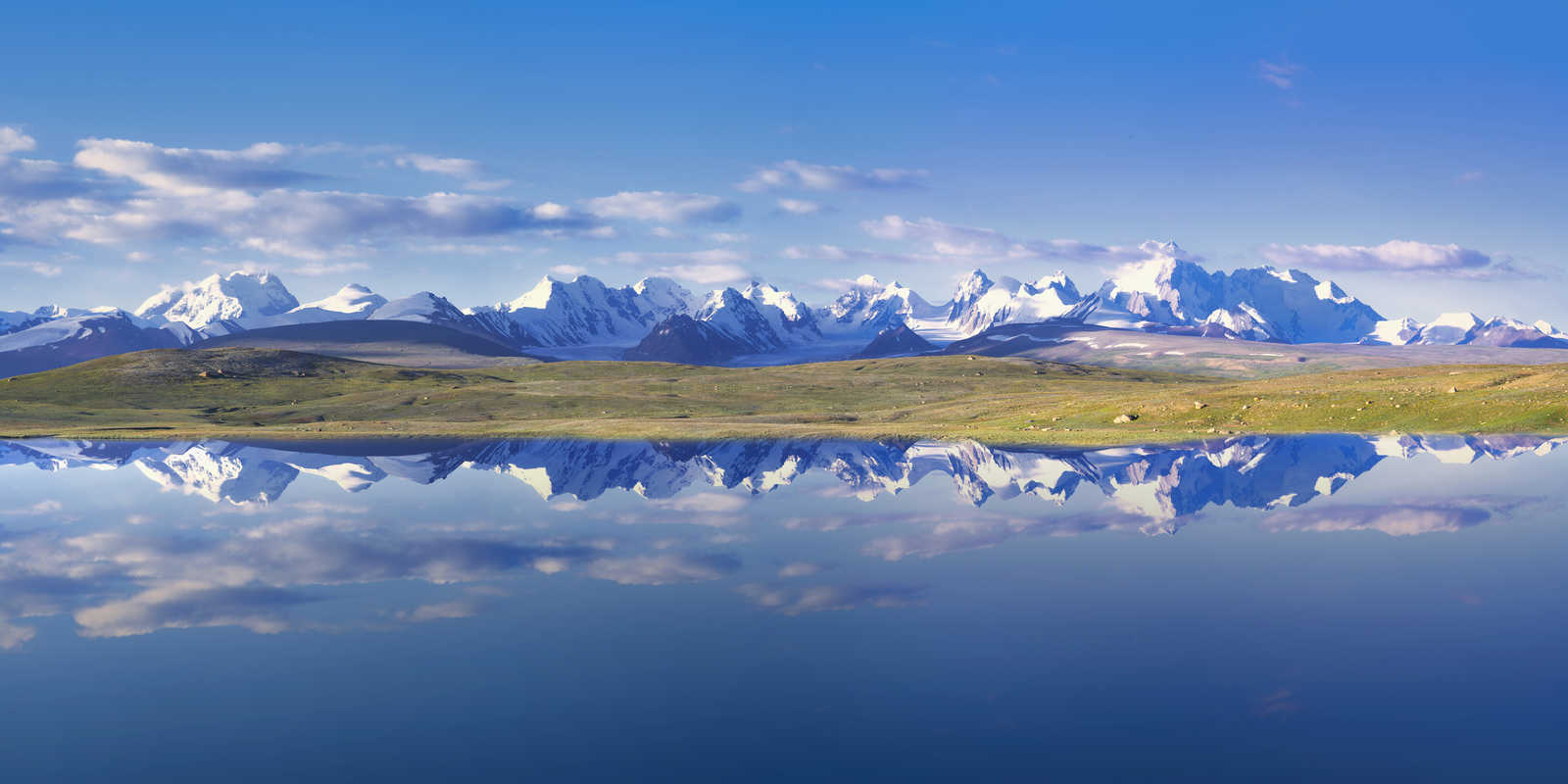 Montagnes Kakshaal Too, chaîne de montagnes du Tian Shan dans la région de Naryn, Kirghizistan © Gabrielle
