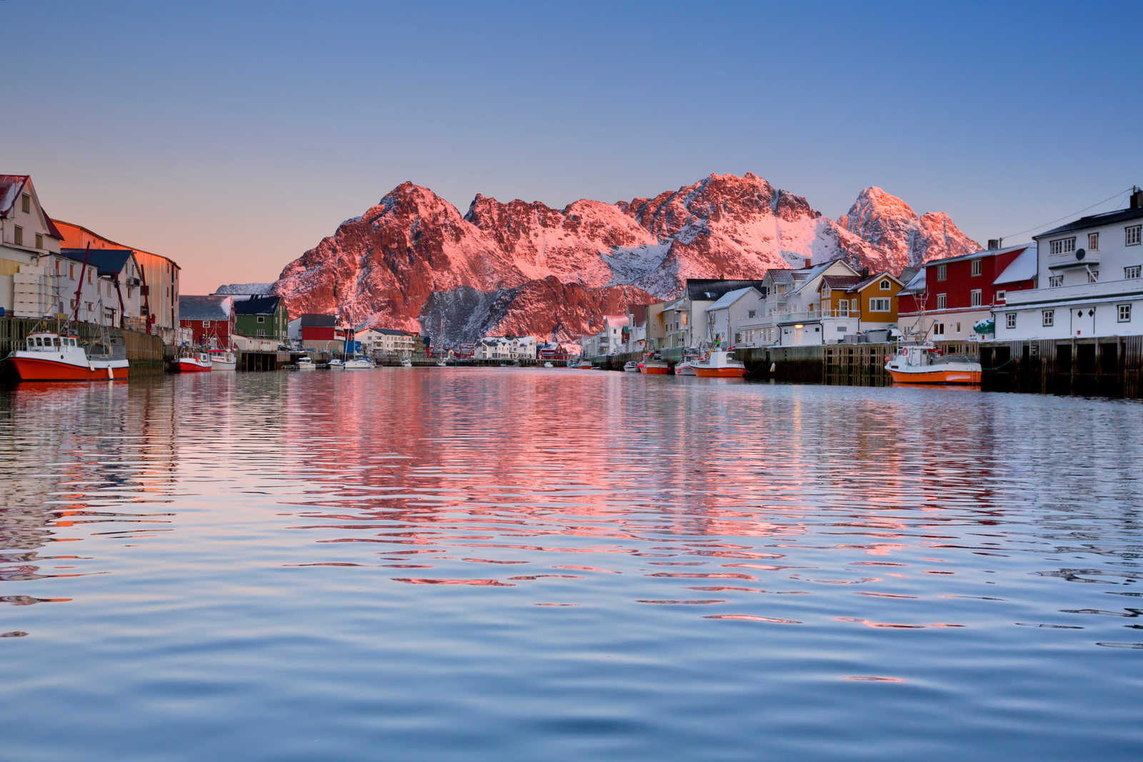Norvège Henningsvær lofoten hiver © Adobe Stock