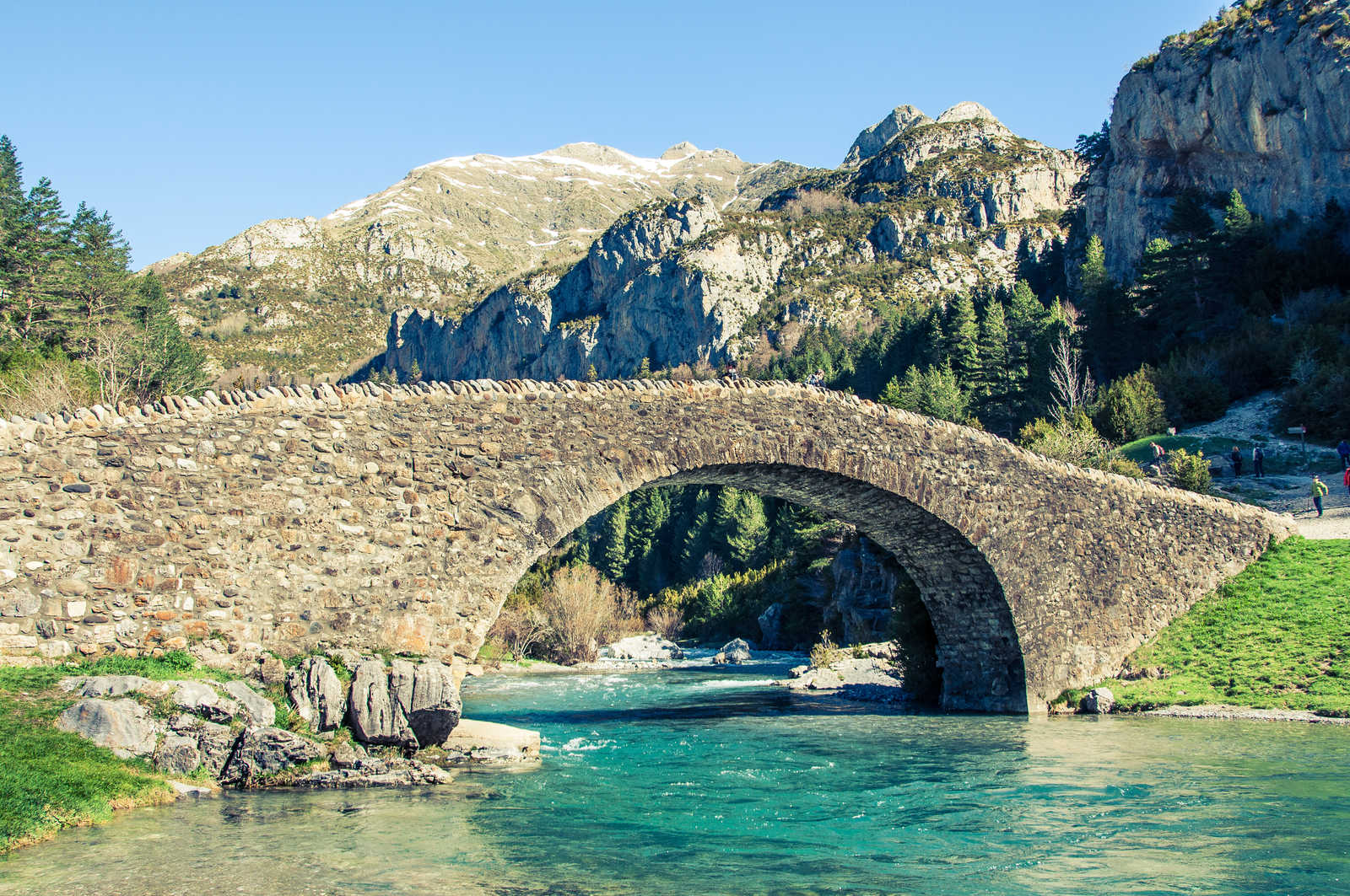 Oresa, vallée d'Otal, pont de pierre sur la rivière alpine, Pyrénées aragonaises © Sergio Adobe