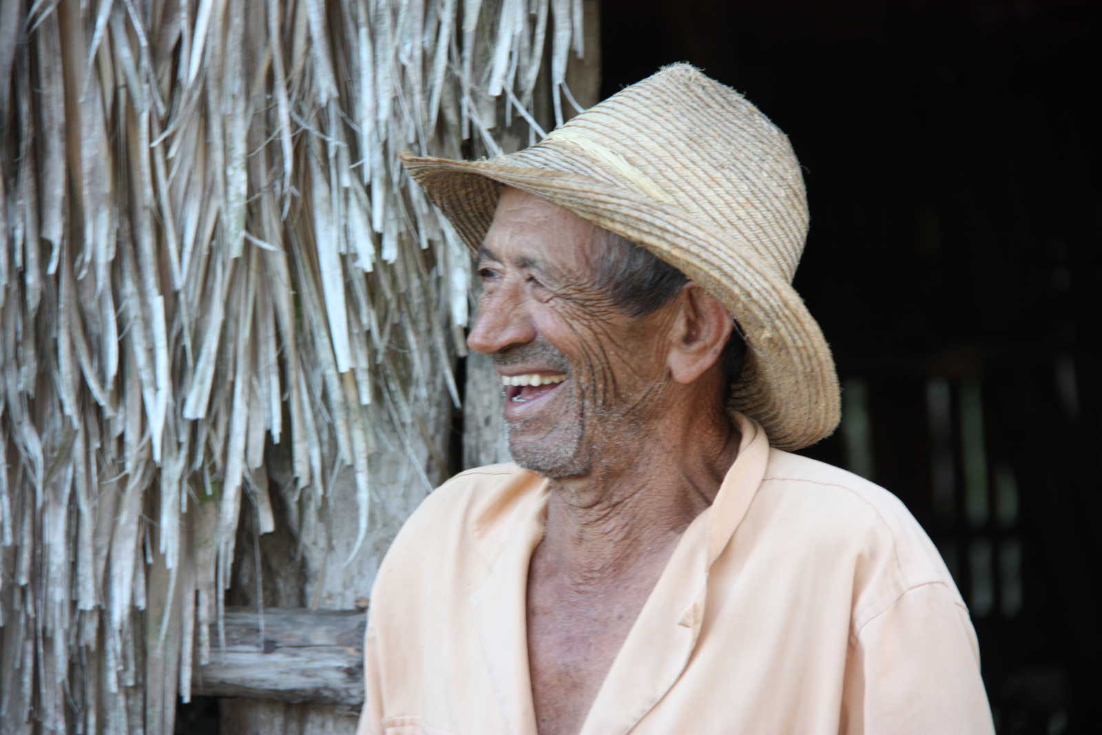 paysan devant un séchoir à tabac à Vinales © Petin Olivier