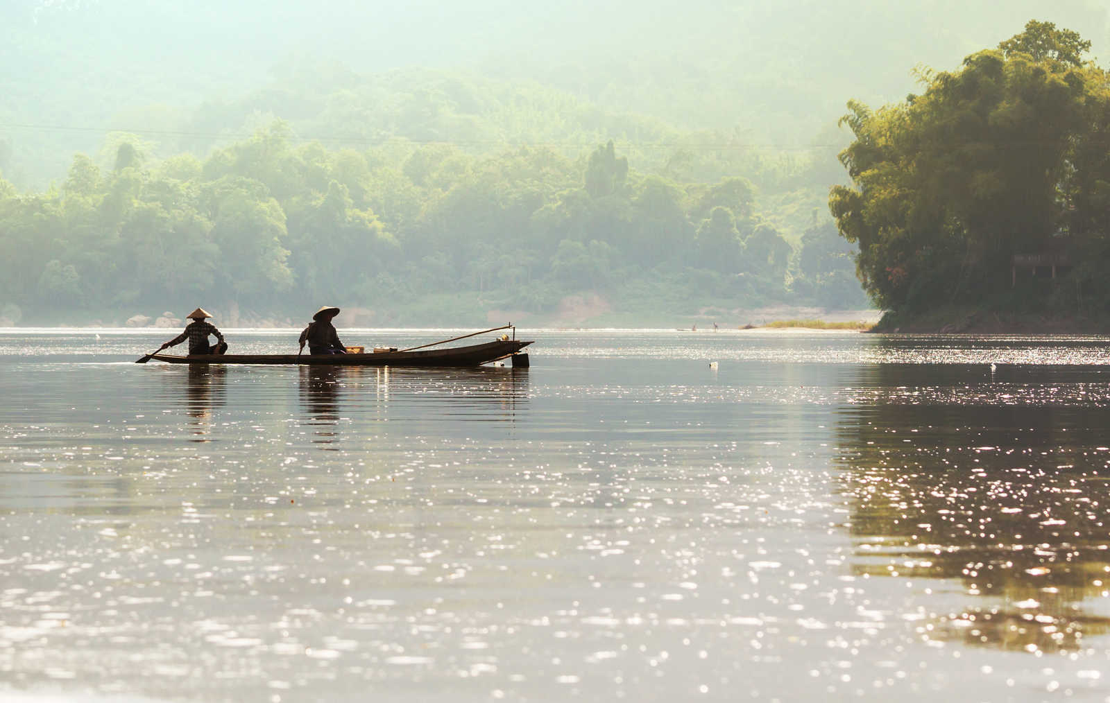 Pêcheurs sur une rivière au Laos © Galyna Andrushko