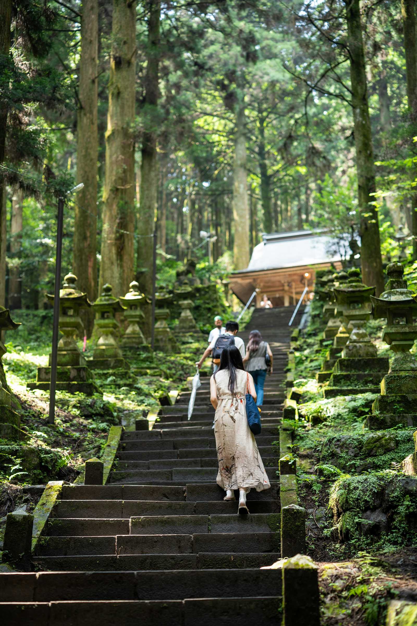 Personnes montant des marches vers un sanctuaire japonais © Tsuru Kouji