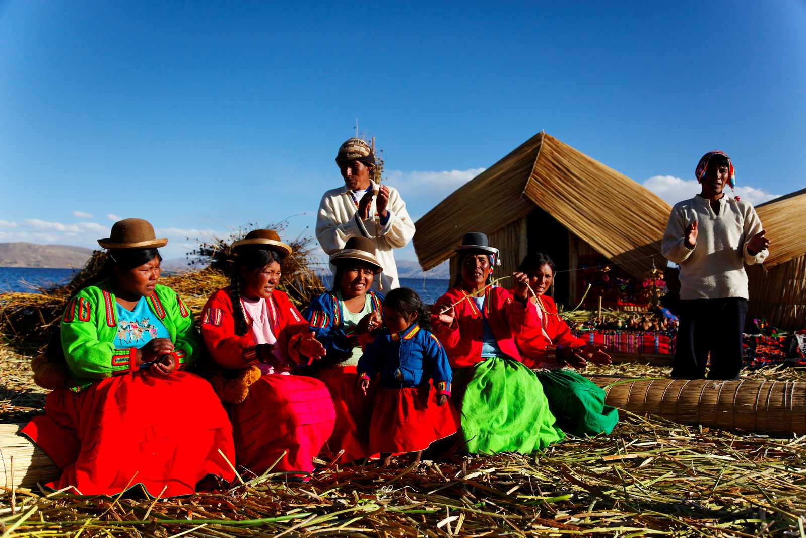 péruviens près du lac Titicaca en habits traditionnels qui chantent au Pérou © G. ROHART