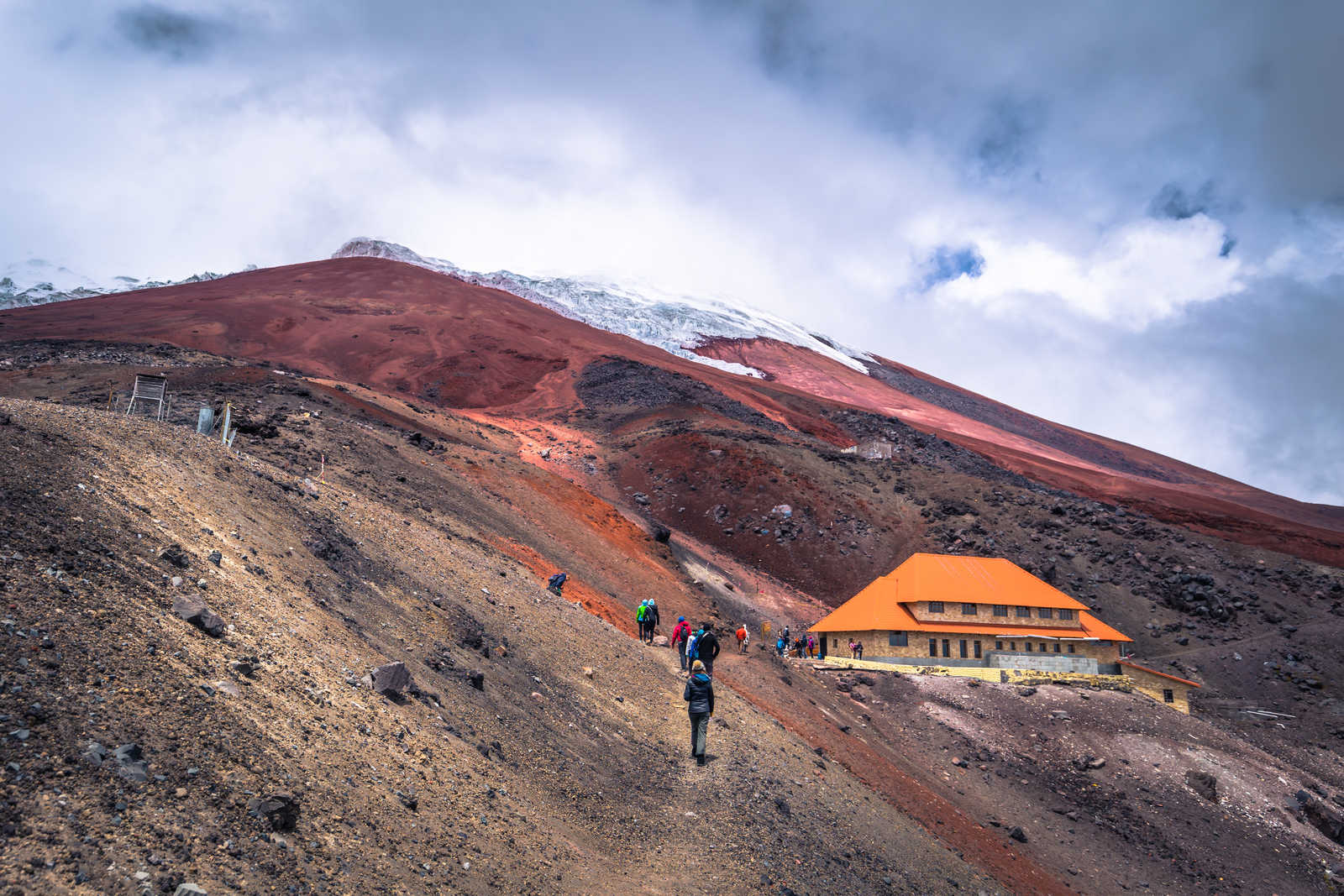 Petit groupe de randonneurs en marche au refuge à 5000 mètres d'altitude  lors de l'ascension du Cotopaxi en Equateur © Rpbmedia - Adobe Stock