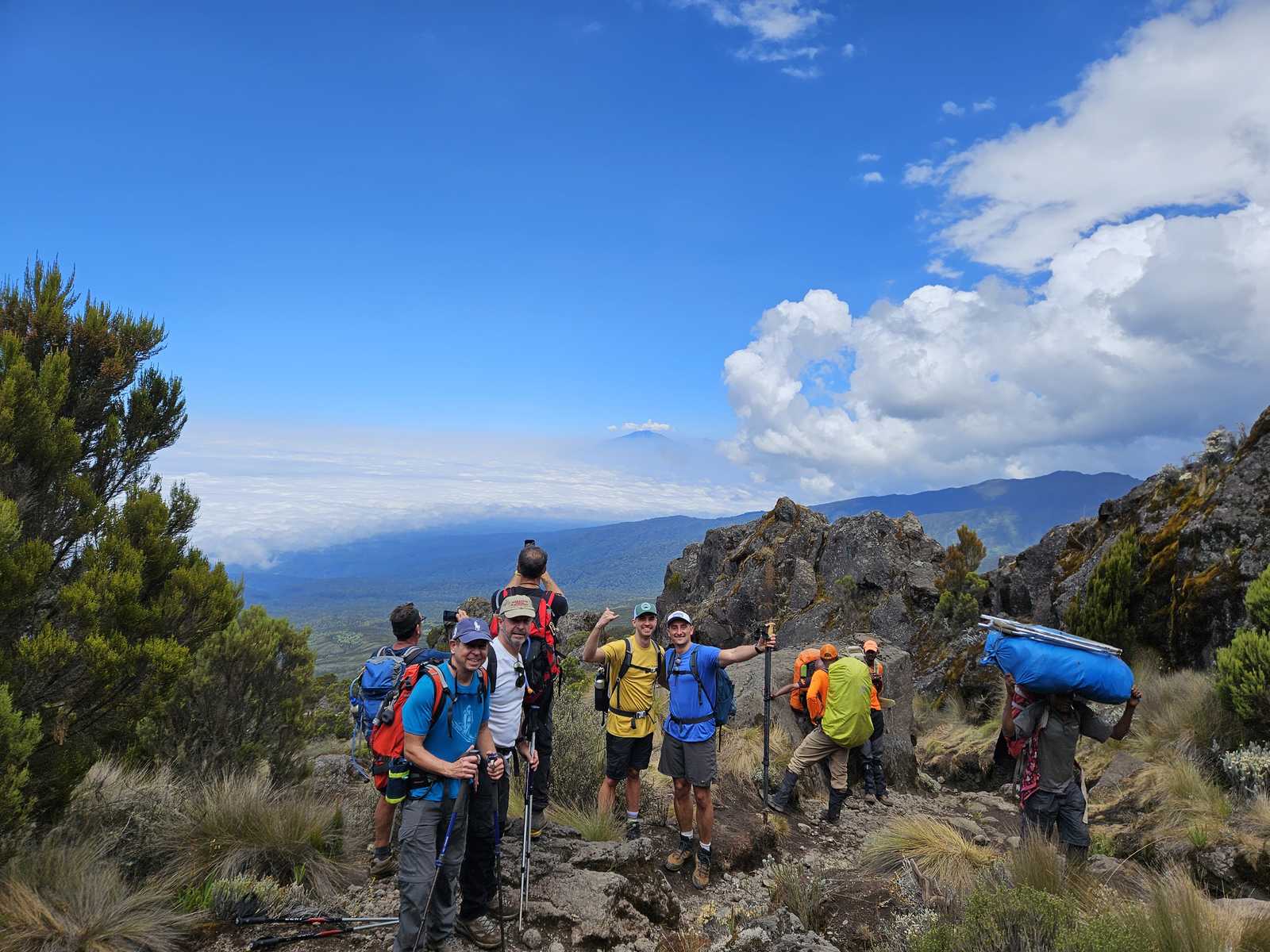 Petit groupe de randonneurs au camp Shira pendant l'ascension du Kilimandjaro en Tanzanie © Resta Lidia