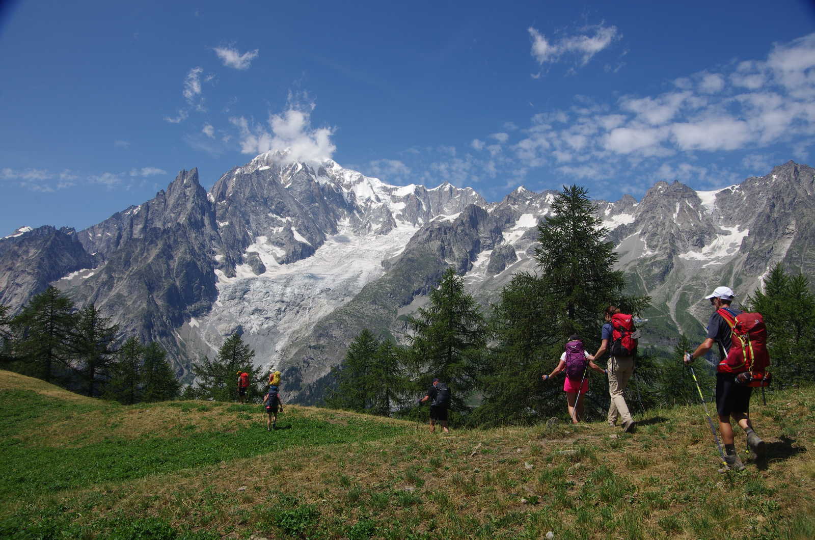Petit groupe de randonneurs dans le Val Ferret italien, tour du mont Blanc, Alpes du nord © Lafouge Marjolaine
