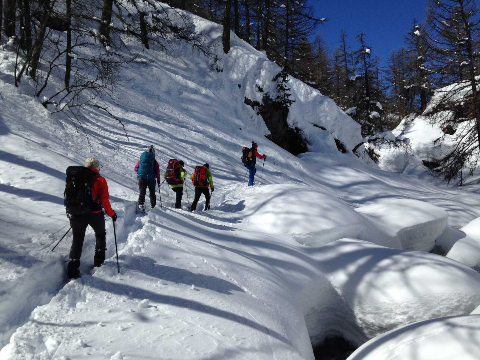 Petit groupe de randonneurs en raquettes au départ de Névache, Alpes du sud © Vigneron Perrine