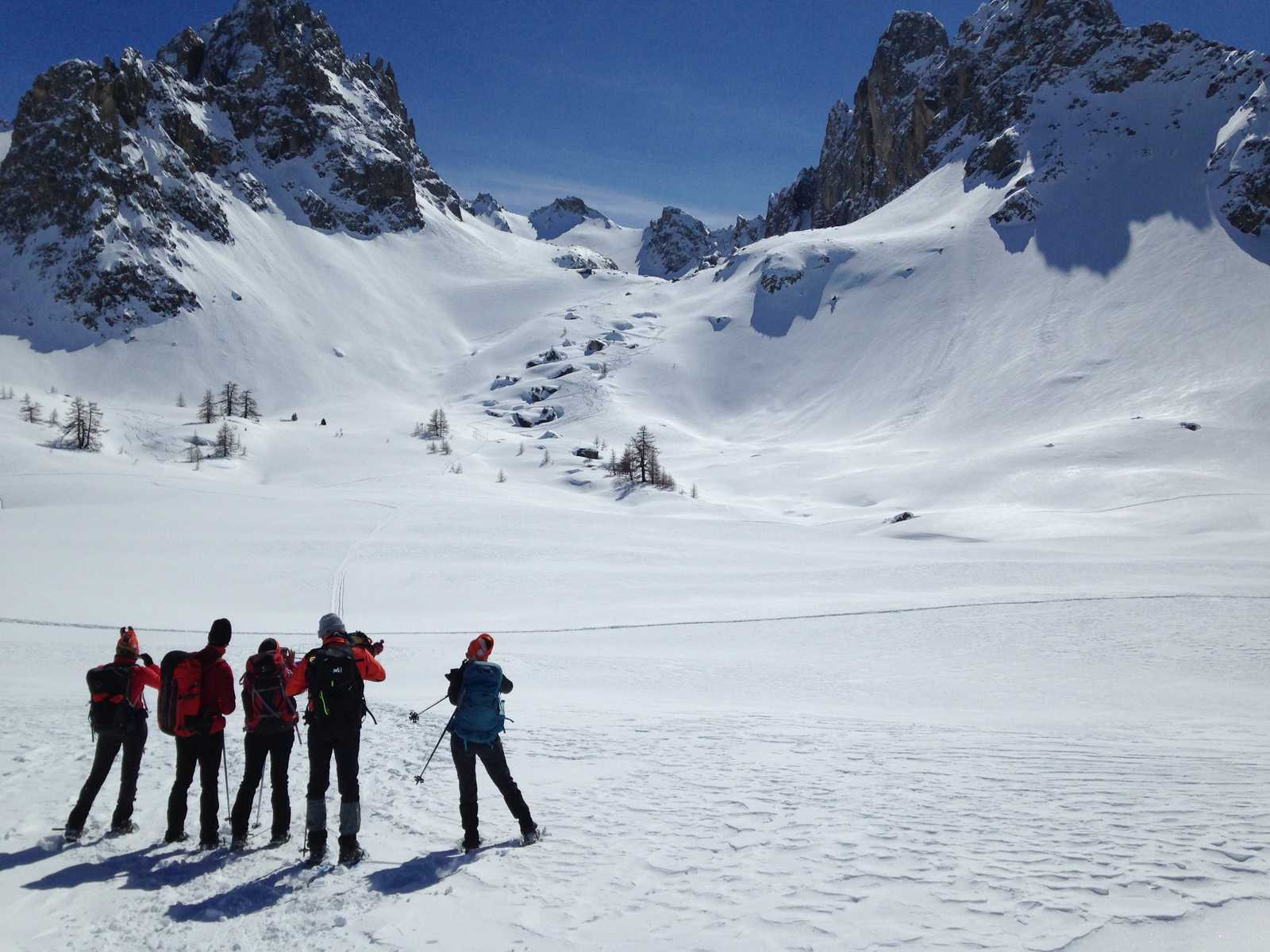 Petit groupe de randonneurs en raquettes devant les paysages grandioses de la Clarée, Alpes du sud © Vigneron Perrine