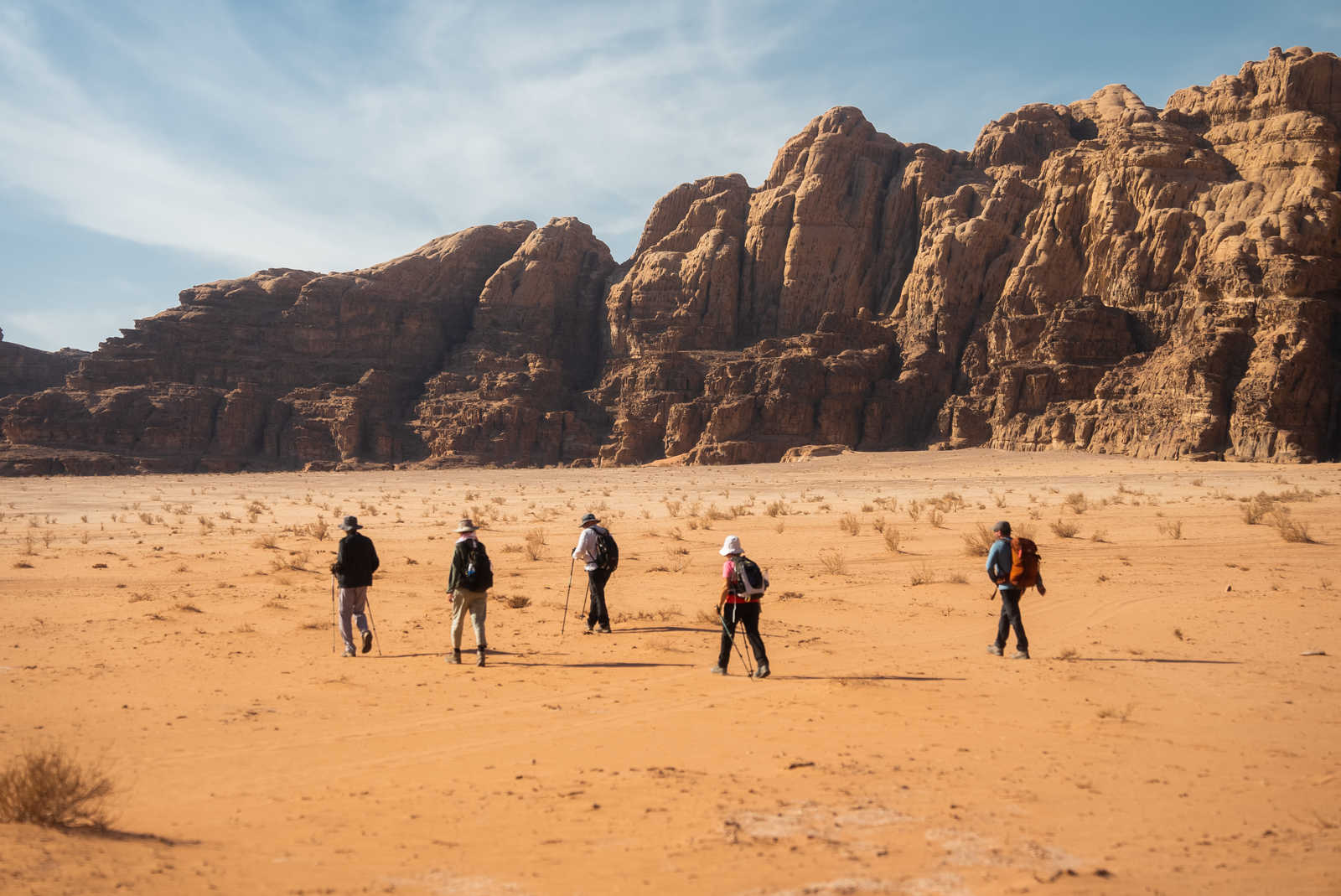 Petit groupe de randonneurs pendant un trek en Jordanie © Simon Pauline