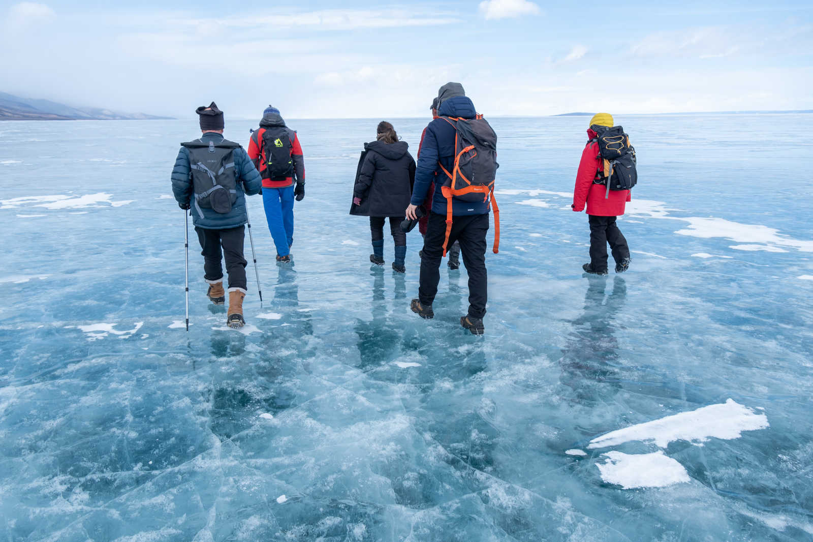 Petit groupe de randonneurs sur le lac Khovsgol en Mongolie © Quillévéré Yann