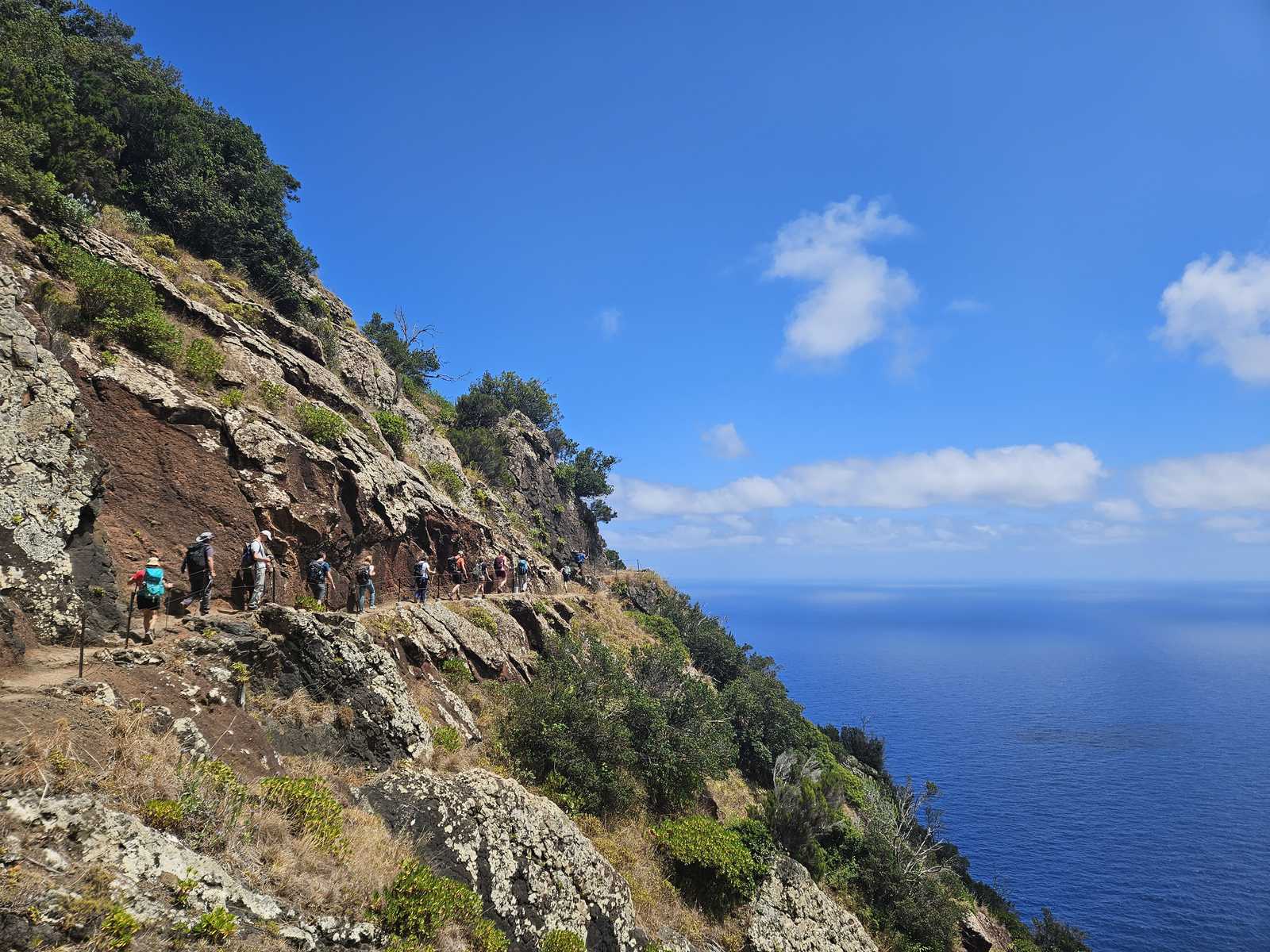Petit groupe de randonneurs sur les sentiers de Machico © Resta Lidia
