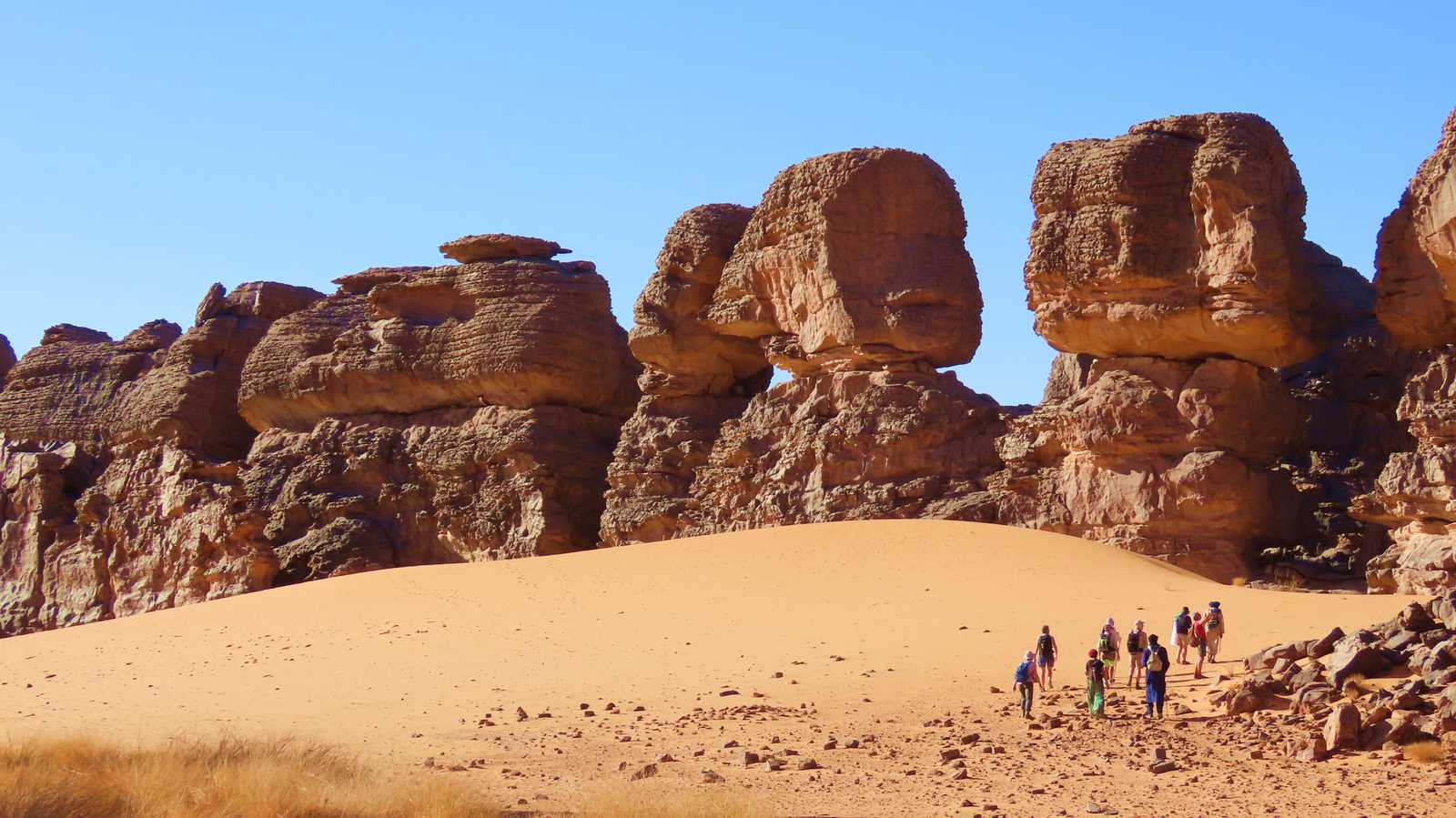 Petit groupe de randonneurs vue de loin dans le Tassili N'Ajjer, en Algérie © Grally Florian