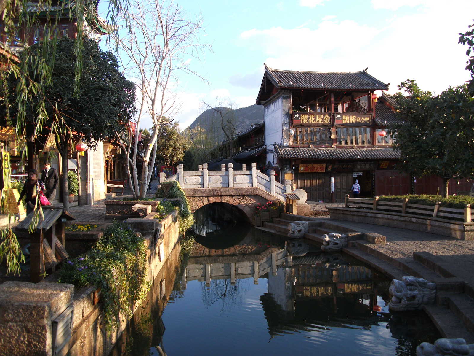petit ponton à Lijiang, Ville en Chine © C. GJINI