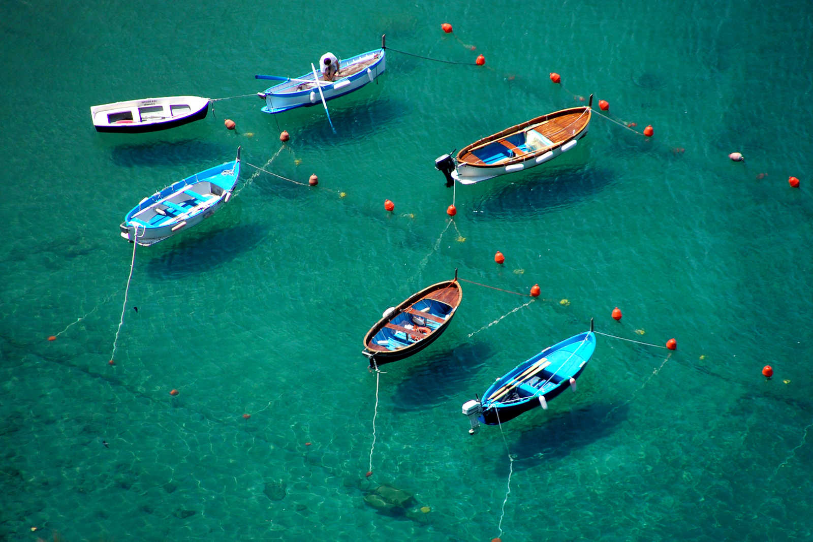 Petit port de bateaux, Cinque Terre en Italie © Coston Jean-Pierre