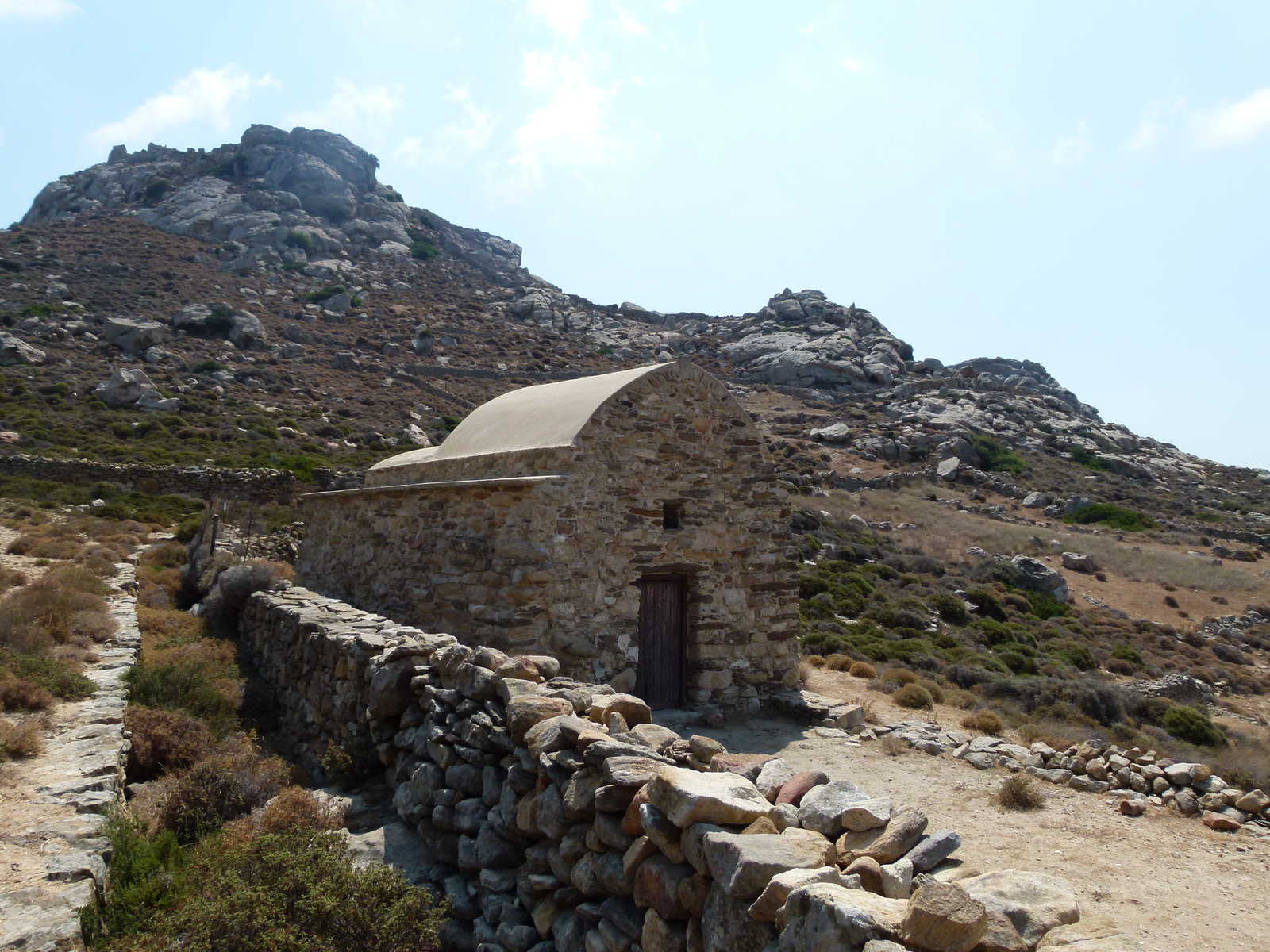 Petite chapelle sur les sentiers de randonnée à Naxos, Cyclades © Vigneron Perrine