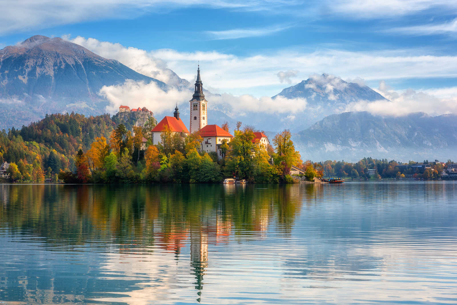 Petite île au cœur du lac de Bled en Slovénie © Larauhryn