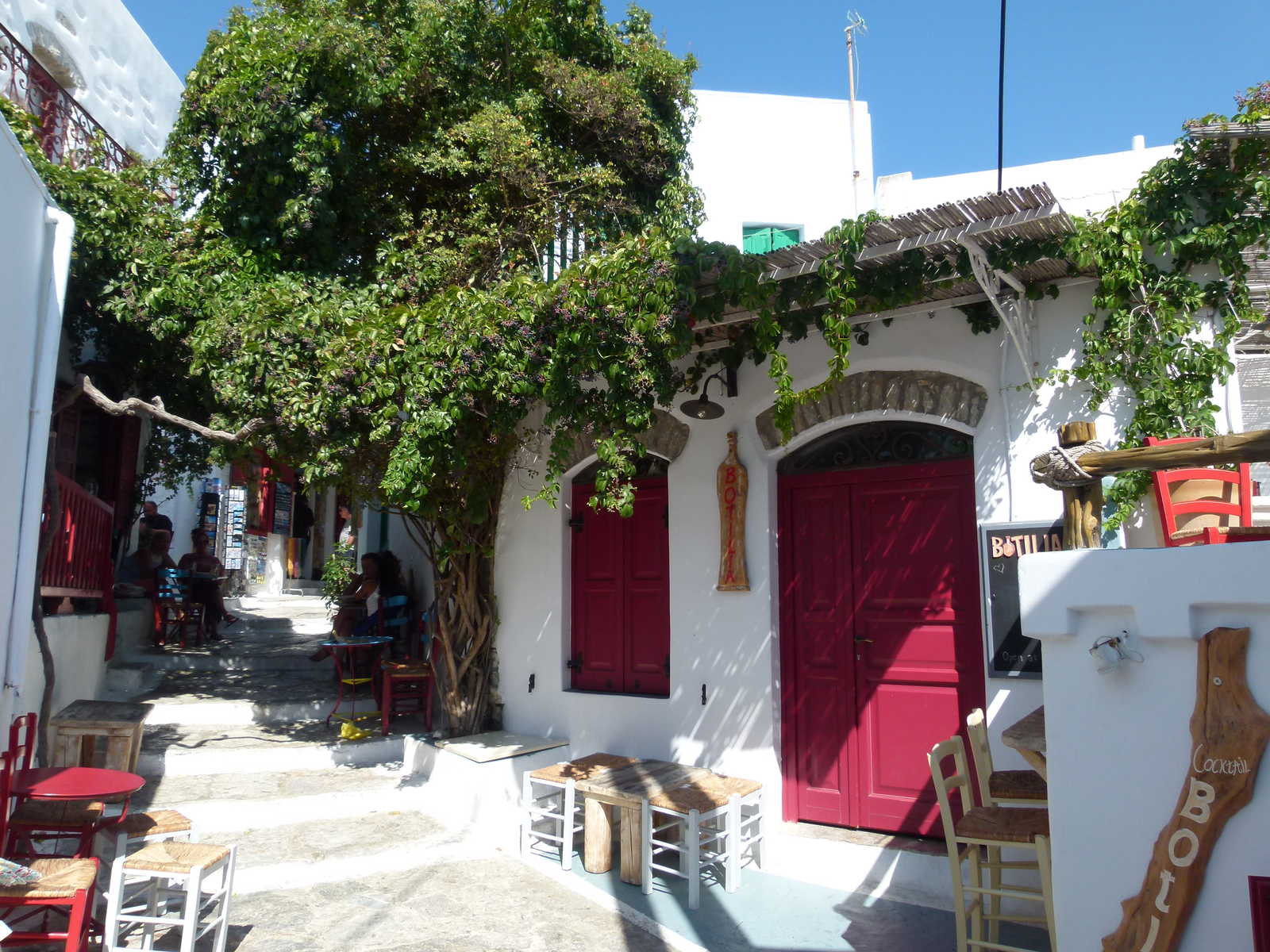 Petite taverne au détour d'une ruelle sur l'ile d'Amorgos, Cyclades © Vigneron Perrine