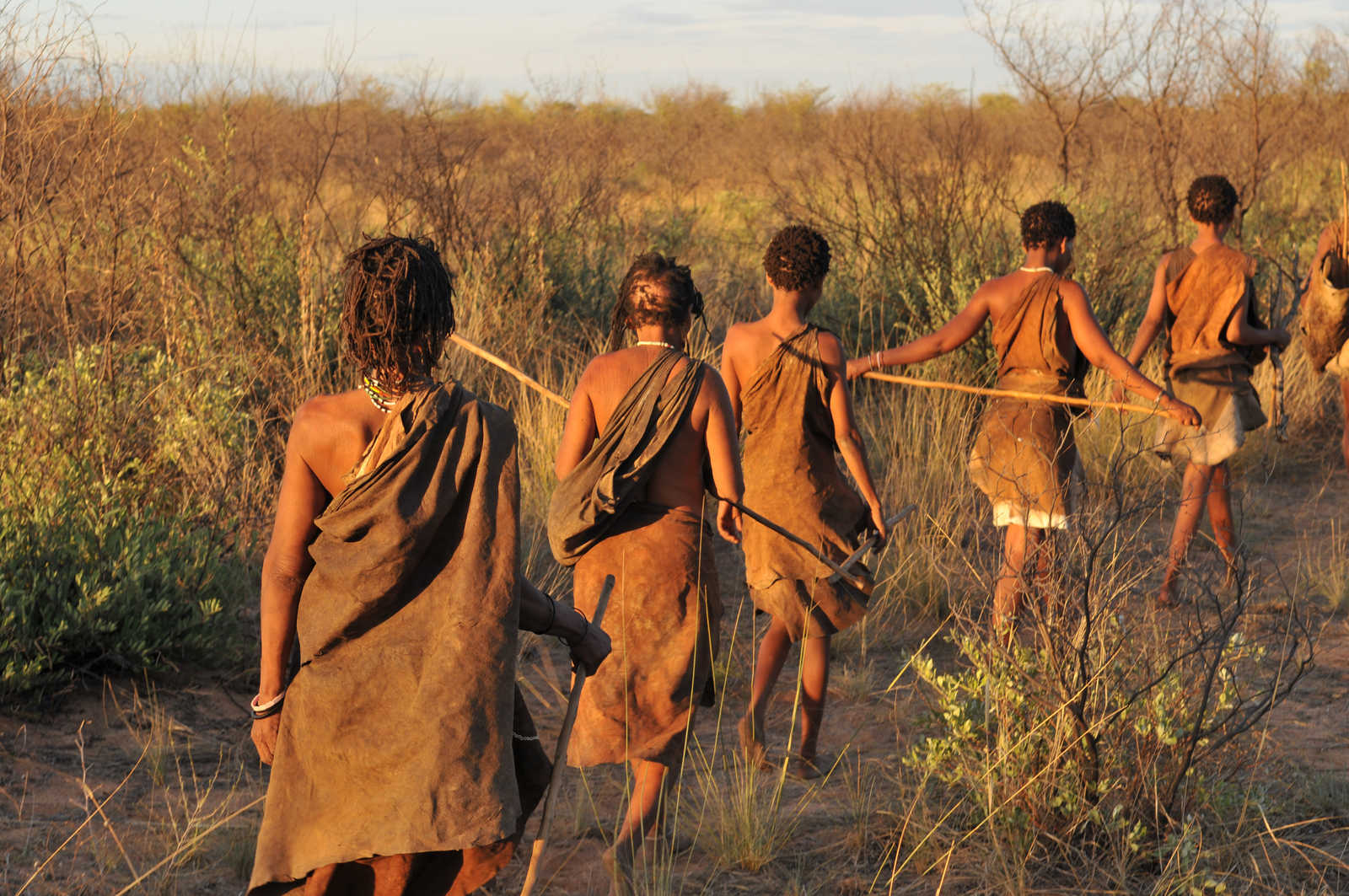 Peuple marchant dans la nature namibienne © Lumen-Digital