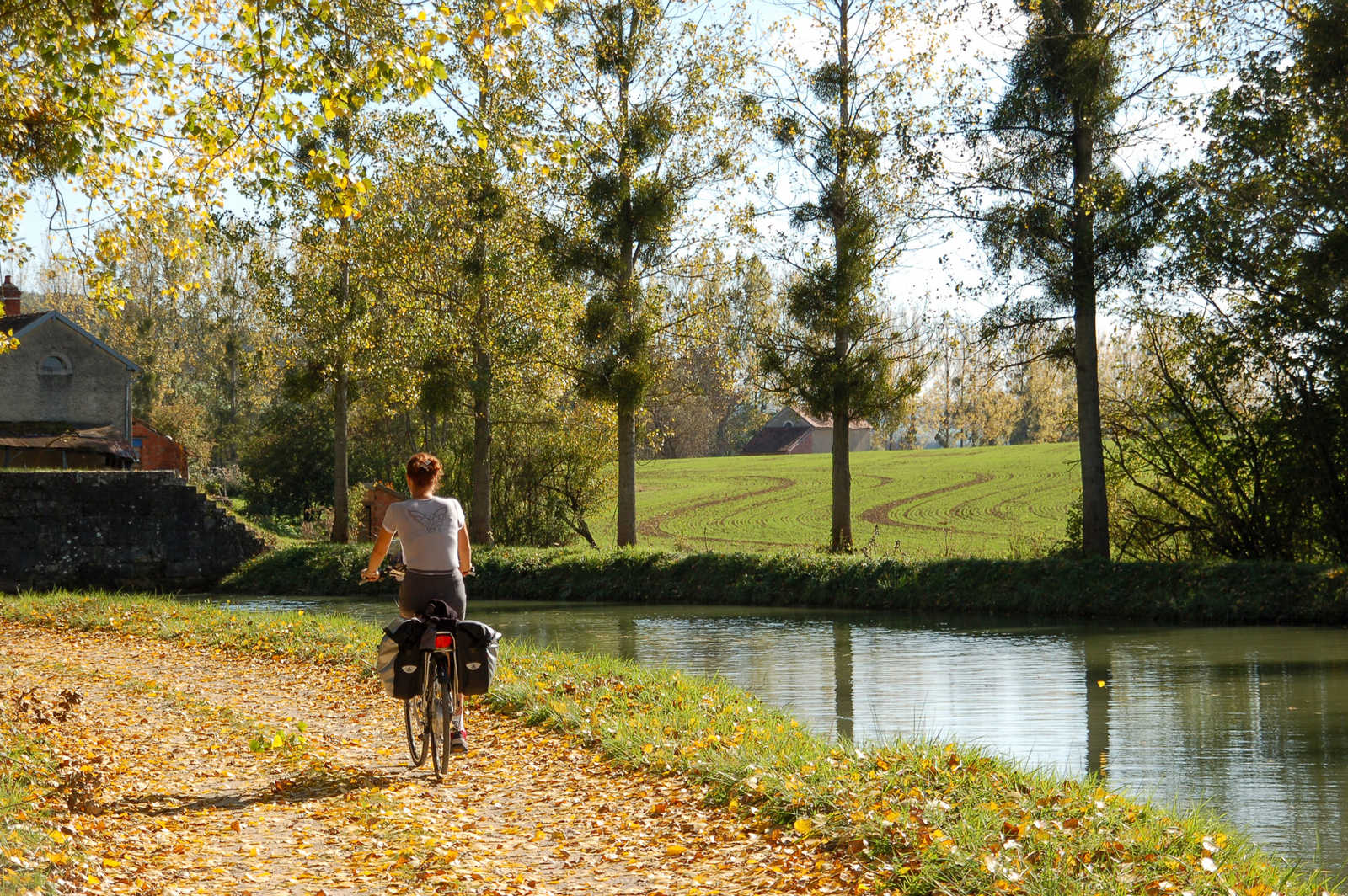Canal De Bourgogne à Vélo Et Retour En Ter