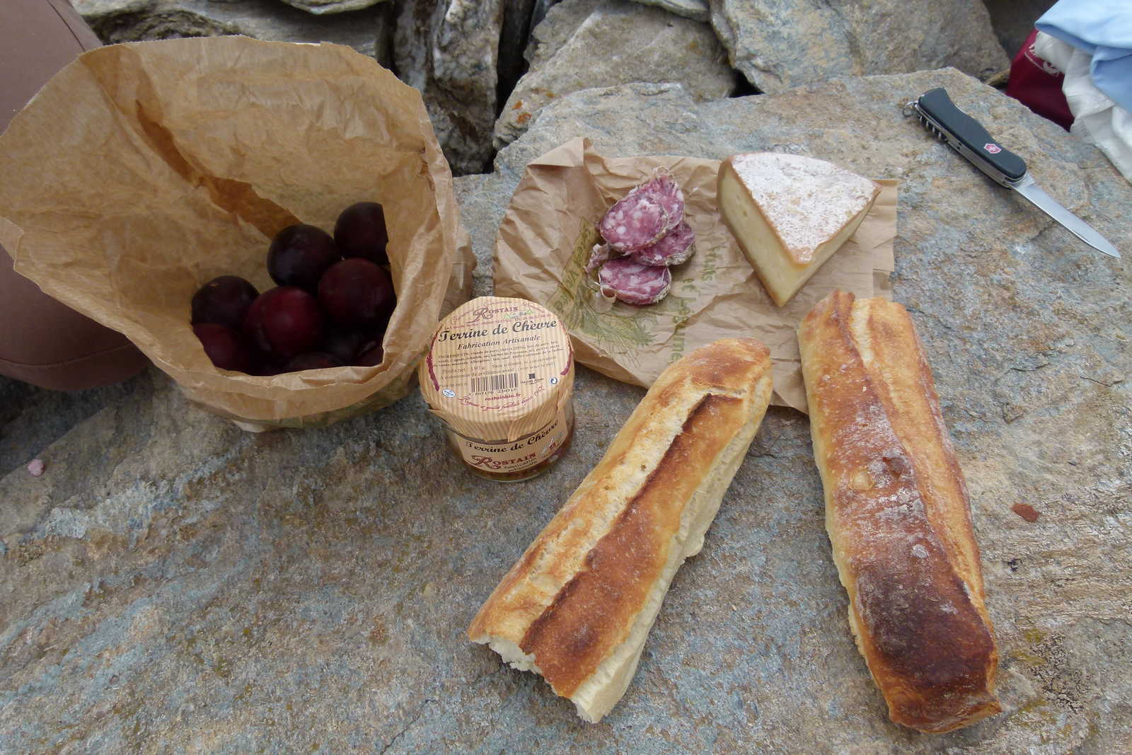 Pique-nique en randonnée dans le Queyras, dans les Alpes en France © Vigneron Perrine
