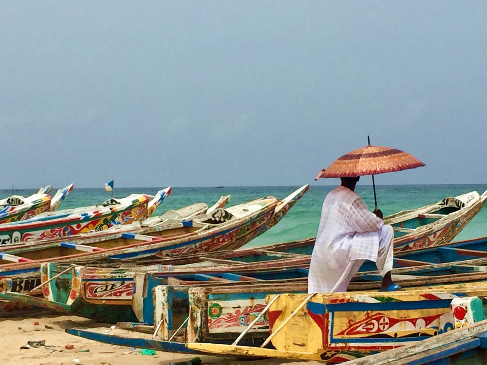 Pirogues sur la plage au Sénégal © Martin Laprade Nicolas